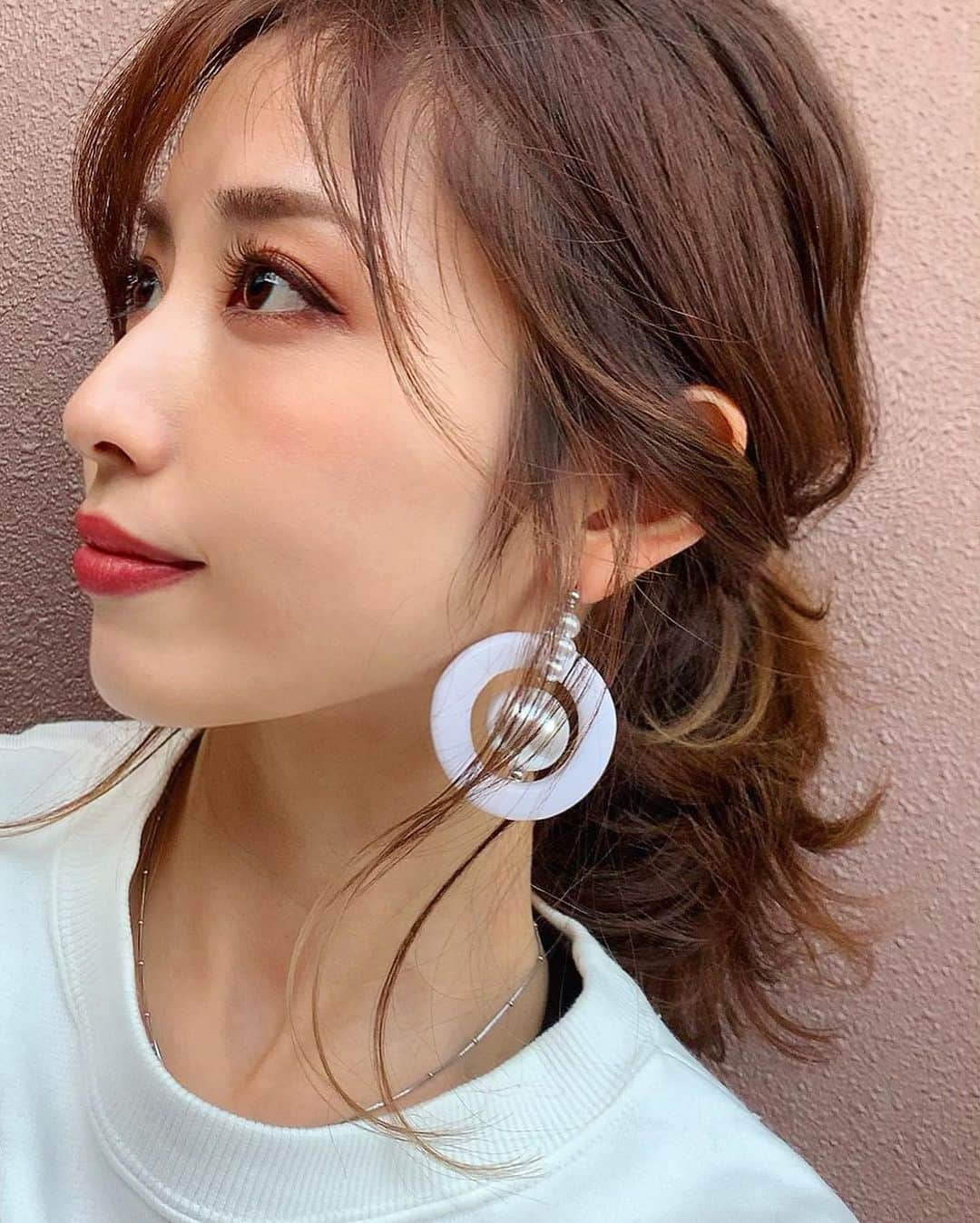 Ayanaさんのインスタグラム写真 - (AyanaInstagram)「. . . 💜 購入ピアス × 今日のメイク💄 💜 . . 今日はお洒落で可愛いハンドメイドアクセサリーを作ってる仲良しゆーきパイセンとランチへ🍕♡ . . 私の手持ちピアスと言えば、先輩のブランドがほとんどです🙆‍♀️✨ . . 大振りなものやでっかいリングのピアスを付けてて、なんでか右耳ばっかり手が引っかかってしまって、右側のピアスホールが伸びてちぎれそうになってたから、最近ピアスはめっちゃ軽くて小ぶりなものか、付けてない時が多かったけど… やっぱり付けたいと思って購入❤️ 可愛い〜〜！！一気に5個オーダーしました☺️✨ また他のもアップしますね😊 やっぱり色々付けたいし、右耳だけもう１つピアス開けようかな、でも久々に開ける事を考えたらこわい。🤔笑 . . . メイクは… ここ数日ほど前から、陶器トリートメントの効果が出てきてお肌の調子がすこぶる良い！！✨ . . アイシャドウもチークも、テラコッタカラー！☺️✨ 2枚目の写真見てもらうとわかるけど、マツエクのブラウンとレッドが良い感じ🙆‍♀️❤️ ブラウンベースだとやっぱりマツエクでも自然👌✨ 今日、ゆーきパイセンにもマツエクめっちゃ綺麗やし可愛いって褒めてもらえた🤤💕 . . 最近、アイメイクはマツエクに合わせてもっぱら赤みブラウンやオレンジ系のメイクをする事が多いかなー❣️ . . リップは @whomeeigari のwant（ブラウン）と @lpdgem.official のlt-02 （レッドブラウン） を混ぜて使ってます☺️✨ . . ピアス @miellachic マツエク @alpha_eyelash（行きつけサロン） @akurah_alpha （担当アイリストさん） . . . . #メイク動画 #動画 #メイク好きさんと繋がりたい #メイク好き #コスメ好きな人と繋がりたい #コスメ好きさんと繋がりたい #メイク好きな人と繋がりたい #コスメ #化粧品 #instabeauty #セルフメイク #マツエク #まつえく #今日のメイク #美容垢 #beauty #コスメ垢 #プチプラコスメ #プチプラ #アイメイク #アイシャドウ #リップ #チーク #ヘアスタイル #ヘアカラー #ヘアアレンジ #ピアス #ハンドメイドピアス #ボリュームラッシュ #ポニーテール」12月13日 21時34分 - ayana_218