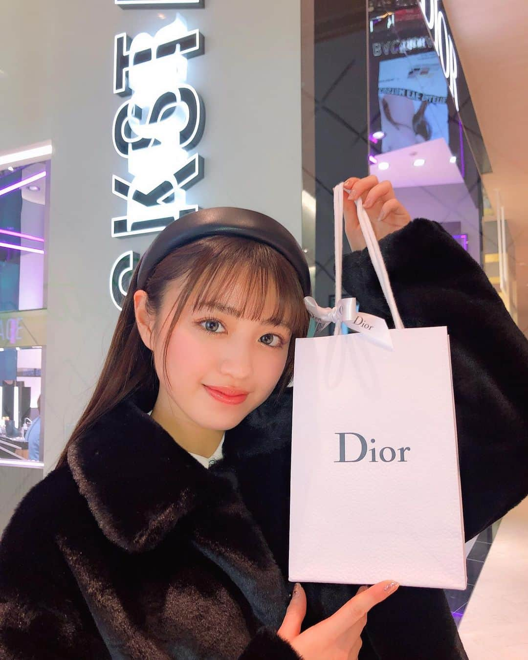 香音さんのインスタグラム写真 - (香音Instagram)「1月1日発売の@diormakeup リップグロウオイル少し早めに体験してきました💄 . . . 今回のディオールアディクトリップグロウオイルは私の大好きなチェリーのオイルが入っているんだって😳 . . 本物のチェリーみたいな色もあるんだよ〜🍒全色可愛いから迷うなあ、🥺 #リップグロウオイル  #diormakeup」12月13日 21時47分 - kanon420_official