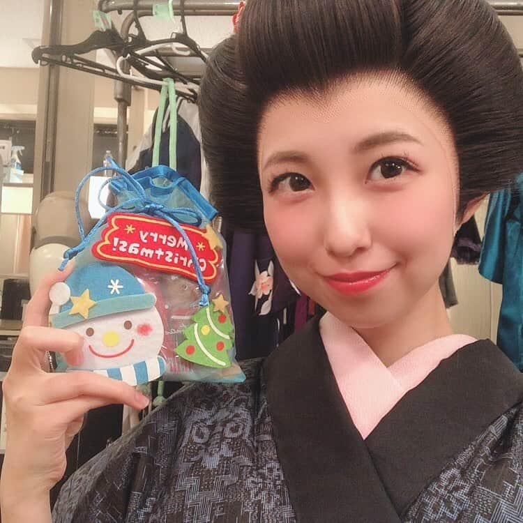 國井紫苑さんのインスタグラム写真 - (國井紫苑Instagram)「三日目マチネソワレありがとうございました！  頂いたもの！ 有難い😭  残り3公演…？ 頑張るよ💫  遠く離れてるけどばあちゃんの誕生日🎂 地元にいるママと弟ちゃんと祝ってくれてると思う笑 たぶん焼肉食べてるんじゃないかな？笑  私は帰って明日に備えます👘 明日も俳優座劇場でお待ちしてます😇❤️ #次郎長渡世人辞めるってよ #俳優座劇場 #時代劇」12月13日 21時40分 - ciopiiiii