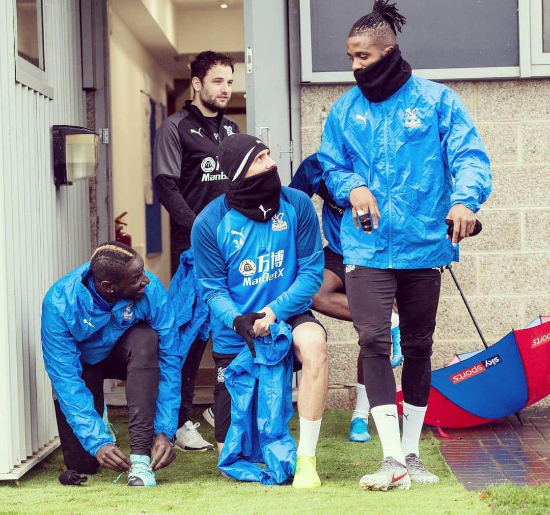 マーティン・ケリーのインスタグラム：「Who’s getting nutmegged today wilf?  Turns out it was me 😤😄 #cpfc #eagles #training #zaha #sakho」