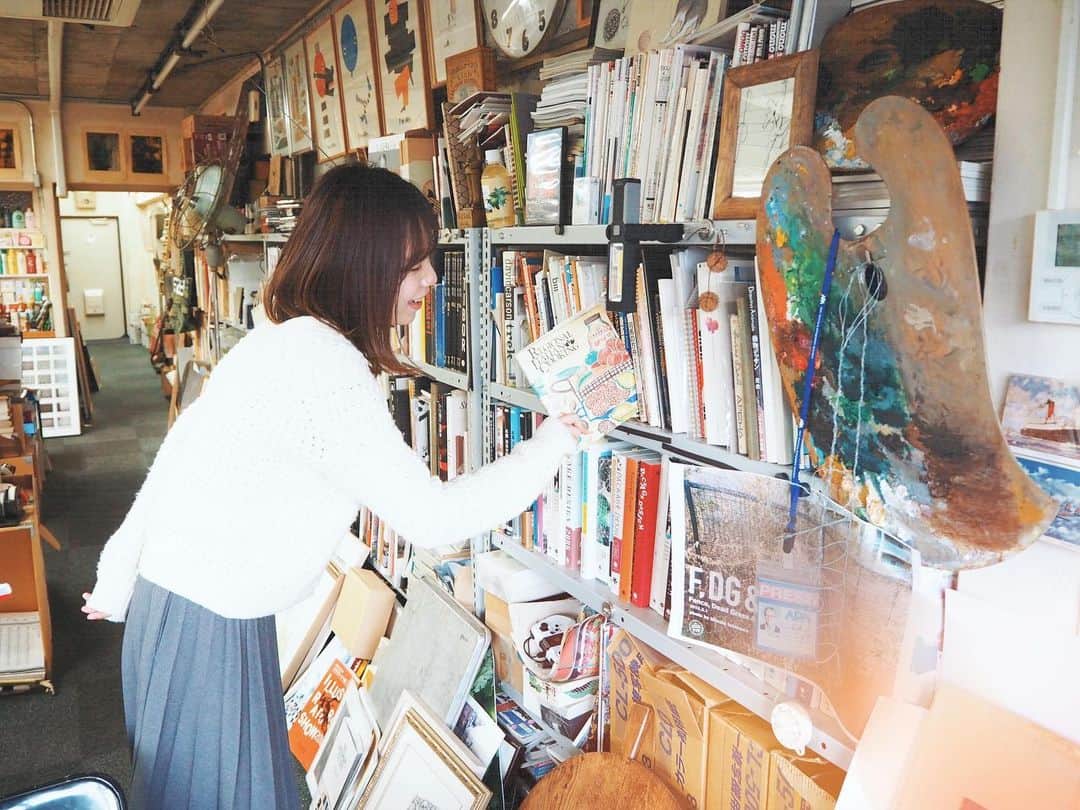 辻詩音のインスタグラム：「HEY BOOKS📕📗📙 1/11は本がたくさん並ぶところでワンマンライブ🎤チケットGETできなかったみんな、ネット配信とかも含めて方法考えてるからもう少しだけ待っててください🌼(多分もうすぐお知らせできる) #辻詩音 #books #music #singersongwriter #夢中夜」