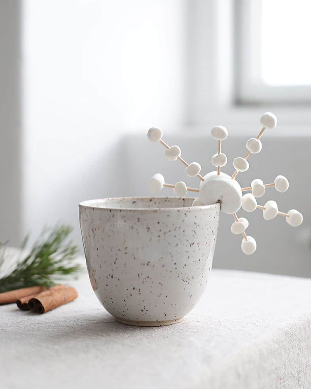 Frida Ramstedtさんのインスタグラム写真 - (Frida RamstedtInstagram)「Marshmallow Snowflake + Hot Chocolate 👉🏻 Swipe for DIY image ❄️#pinterestmademedoit 😅」12月13日 21時44分 - trendenser