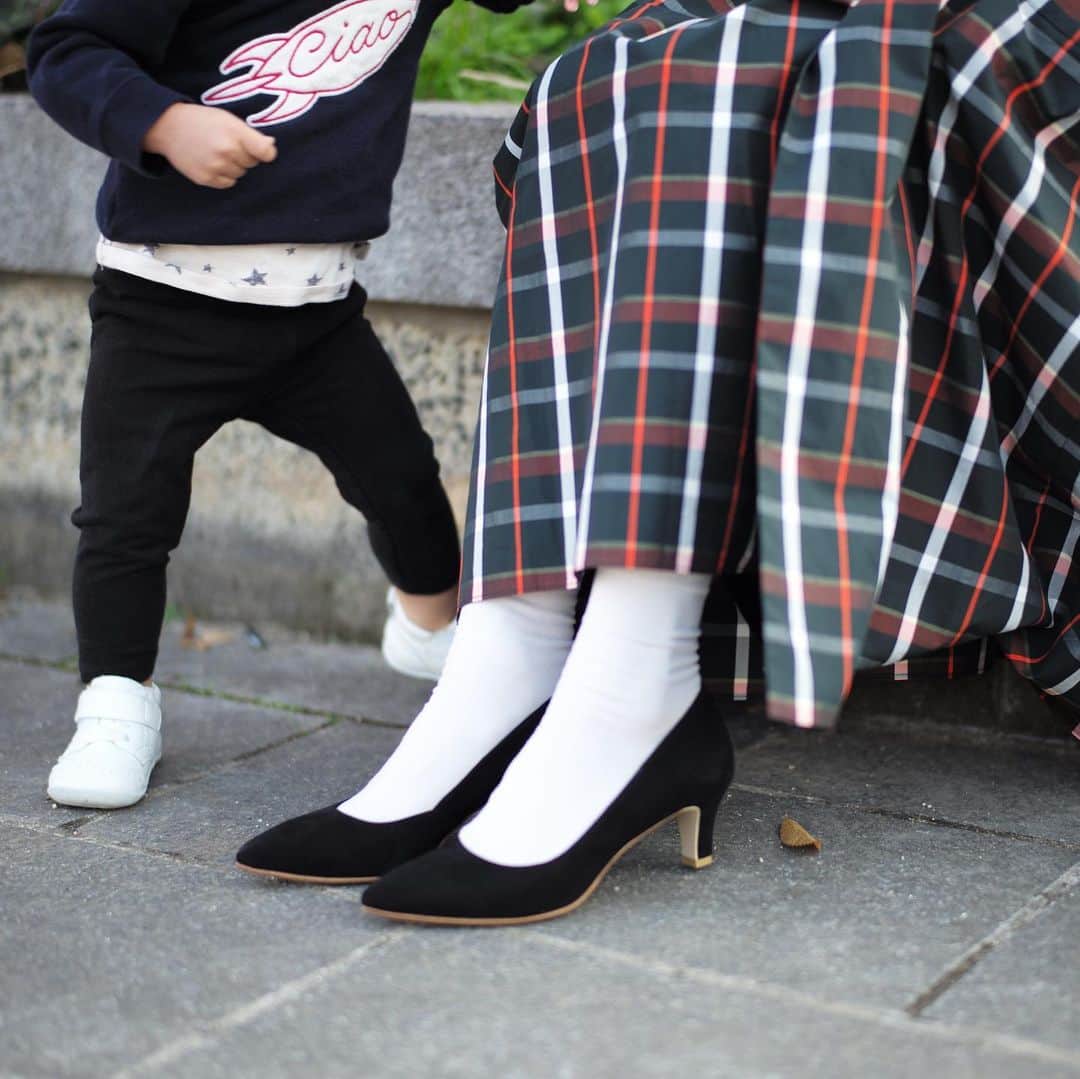 木本泉さんのインスタグラム写真 - (木本泉Instagram)「-﻿ 楽な靴を履いていたいけど、、、やっぱりヒールの方が脚が綺麗に見える、、けどヒールを履くと疲れる💦﻿ ﻿ そんな問題を解決してくれるパンプスに出会いました！﻿ ﻿ 化粧品会社のアテニアが靴の老舗リーガルに特別オーダーして作ったパンプス！﻿ ﻿ 日本製で、一足一足熟練職人による手仕事で作られた拘りのパンプス！﻿ 私は5.5cmヒールを選びました。﻿ ﻿ 履きやすいパンプスって、何だかデザインが野暮ったかったりするのですが、足首が綺麗に見えて美脚効果あり。﻿ 動き回る1歳児の姪っ子と動きまわってもノンストレスで楽チン快適⭕️﻿ ヒールの安定感がすごいです！﻿ ﻿ カラーバリエも豊富👠﻿ これは色違いで欲しくなる、、、。﻿ ﻿ #アテニア#attenir#アテニアパンプス#アテニアコレクション#端麗コンフォートパンプス#パンプス#パンプスコーデ#コーディネート#attenir_PR﻿」12月13日 21時45分 - izumikimoto