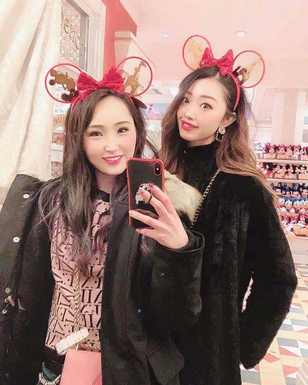 駄原杏里沙さんのインスタグラム写真 - (駄原杏里沙Instagram)「＊ ❤️🐭❤️ ・ ・ このカチューシャも珍しかった🙈💓 @_miki_dayo_  と 次の旅行も決まったし楽しみ✈️ まだまだいろんな所に行きたくて 暇さえあれば旅行サイトばかり見てる👩🏼‍💻 ・ #paris#disneylandparis#france#france🇫🇷 #disneyland#disneylandparis2019  #camera#disneyphoto#pink#make #travel#tabijyo#パリ#パリ旅行#フランス #ディズニーランドパリ#ディズニーランド #パリディズニー#海外ディズニー  #カメラ女子#タビジョ#女子旅#いいね #海外ディズニー制覇したい #ディズニーカチューシャ」12月13日 21時56分 - arisadahara_bl8m