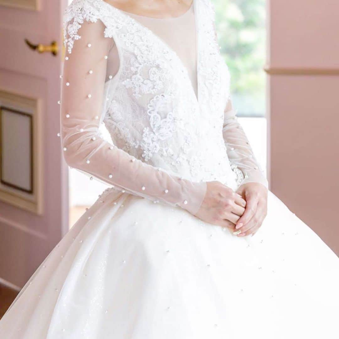 THE HANYさんのインスタグラム写真 - (THE HANYInstagram)「キラキラ×パール✨華やかで上品なドレスは花嫁をさらに美しくみせてくれます。 . 2020年新作コレクションは、デザイナー @hanyito  がいま表現したい「大人可愛い」がたっぷりつまっています。 . 動画と写真は、東京本店限定デザイン【 Shellpia 】シェルピアです。 . 【 2020年新作ドレス展示＆先行ご試着会 】 開催日：１２月１日（日）～１２月２９日（日） 内容：2020年発表の新作ドレスの先行ご試着会 対象：初めてTHE HANYへご来店してくださるお客様で、 挙式日を２月以降に控えていらっしゃる花嫁様。(ご予約時に挙式日と挙式会場をお伺いします) . 11月の先行ご試着会が大変人気だったため継続しております。11月にご来店いただけなかった方はぜひお越しください。 . 先行試着フェアでご案内できるドレスのご紹介は、『 #thehany2020dresscollection 』で検索してみてください📱 . ※2020発表の新作ドレスの公式リリース日・他の直営店への入荷時期・試着開始時期・取扱デザイン等は未定です。決定次第お知らせいたします。 . . . 【 クリスマスキャンペーン 】 開催日：１２月１日（日）～１２月２９日（日） 内容：１２月中に2020年の新作ドレスをご契約されたお客様に伊藤羽仁衣デザインの本格脱毛&美顔&バストケアができる９万円相当の美容機器をプレゼント！ 対象：2020年新作ドレスをご契約された方 . . 【東京本店限定✨トワンジュ店頭販売開始】 １２月１日（日）～ 内容：伊藤羽仁衣デザインの本格脱毛＆美顔＆バストケアできる本格美容機器を店頭価格で販売！！ . ↓トワンジュの詳細はこちらです。 https://towange.com/ Instagram→ @towange_co.jp . . . . ※年末年始休業日のお知らせ※ THE HANY直営店の年末年始休業日は、 ◎東京本店　12/30〜1/4(1/5から営業します) . ◎大阪店　12/30〜1/3(1/4から営業します) . ◎札幌店12/28〜1/3(1/4から営業します) . となっております。 休業日の期間中は、ウェブサイトからのお問い合わせ・資料請求等もお休みさせていただきます。 ご不便をおかけすることもありますが、 何卒ご了承いただきますようお願い申し上げます。 . . . . THE HANY東京本店 〒107-0062 東京都 港区 南青山２-８-２ 南青山サマリヤマンション 801号室​ TEL： 03 5413 3982 MAIL：info@the-hany.jp ​資料請求・お問い合わせ：https://contact-the-hany.jp/#inquiry  営業時間：11:00〜19:00(火曜日定休) . .  #thehanyシェルピア  #thehany #ザハニー　 #thehany東京本店　 #伊藤羽仁衣 #ウェディングドレス #カラードレス #キラキラドレス　 #プレ花嫁 #東京　#南青山 #パール」12月13日 22時01分 - thehany_official