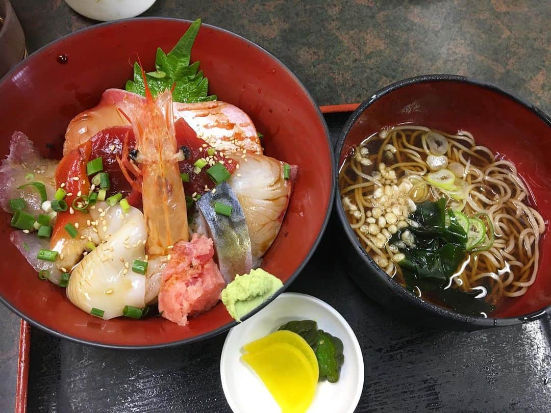 のインスタグラム：「漬け丼蕎麦付き950円！ ギョギョ！！ そんな13日の金曜日( ͡° ͜ʖ ͡°) #横浜中央市場 #13日の金曜日 #斉藤祥太」