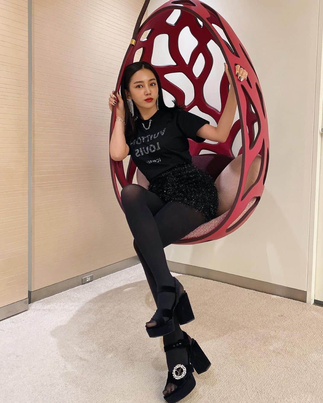 megbabyのインスタグラム：「みんなはどんな自分になりたい？🧠💭🥚 ・ 先日の表参道の　@louisvuitton で香りのエキスパートの方に 「どんな自分になりたいですか？」と聞かれ、なりたい自分に近づけてくれる香りを選んでもらったの🥺 ちなみに〈Rose des vents〉という香りでした🥀どうなりたいかは想像してね🤫  五感の中で嗅覚だけはダイレクトに脳に送られるもの🧠 香りひとつで感情や自分をどう印象づけるか変わるものだから香水ってだいすき🤤  #LouisVuittonPerfume #LouisVuittonFashion」