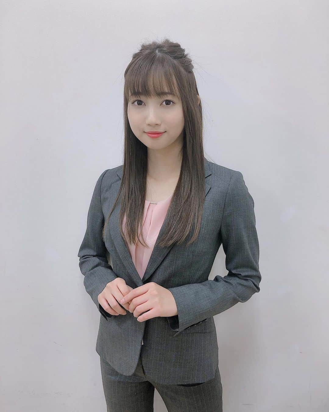 木下綾菜さんのインスタグラム写真 - (木下綾菜Instagram)「BSフジ「東北魂TV」 収録に行ってきました〜。 . こんなスーツを着ました。 放送日はまたお知らせするので お楽しみにしててね！ . 昨日今日と5時半起きだったので 今日は早く寝れますように。ふふ 今週もみんなお疲れ様でした！🥺 . #東北魂TV #木下綾菜」12月13日 22時07分 - kinoshita_ayana