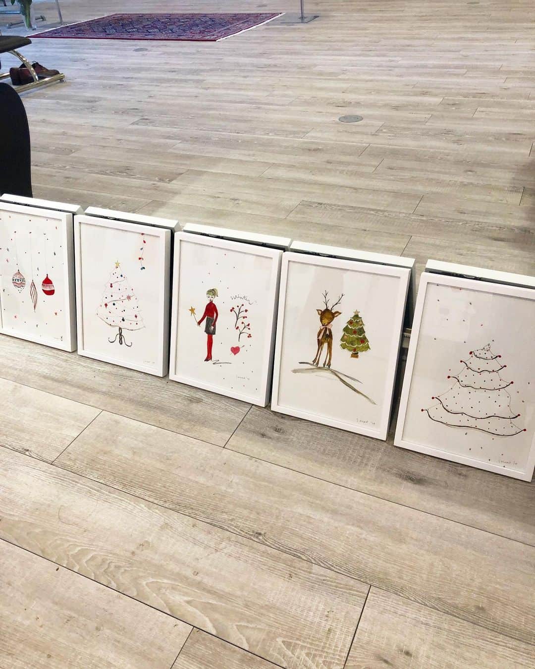 SHOKOさんのインスタグラム写真 - (SHOKOInstagram)「展示会初日が終了！今日お越し下さった皆さま、ありがとうございました✨パリMAP柄スカーフ🇫🇷は早速人気アイテムのひとつ。 明日と明後日も、朝11時からお待ちしています！ クリスマス絵画やヴィンテージジュエリーも、ぜひご覧くださいね。 #SforShoko」12月13日 22時07分 - shoko_london