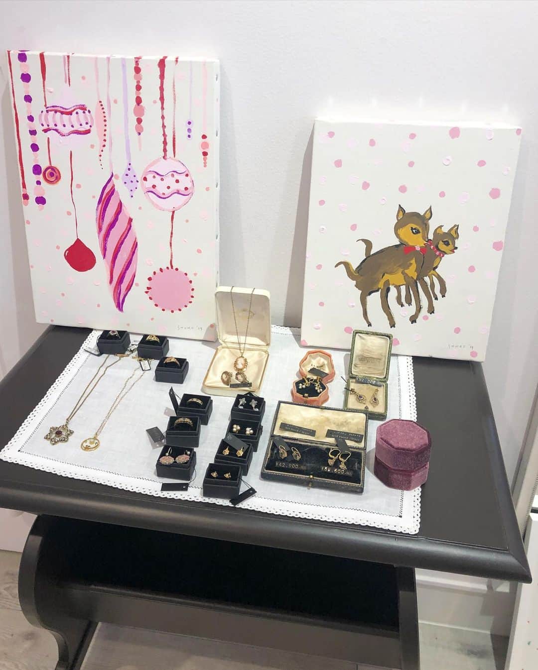 SHOKOさんのインスタグラム写真 - (SHOKOInstagram)「展示会初日が終了！今日お越し下さった皆さま、ありがとうございました✨パリMAP柄スカーフ🇫🇷は早速人気アイテムのひとつ。 明日と明後日も、朝11時からお待ちしています！ クリスマス絵画やヴィンテージジュエリーも、ぜひご覧くださいね。 #SforShoko」12月13日 22時07分 - shoko_london