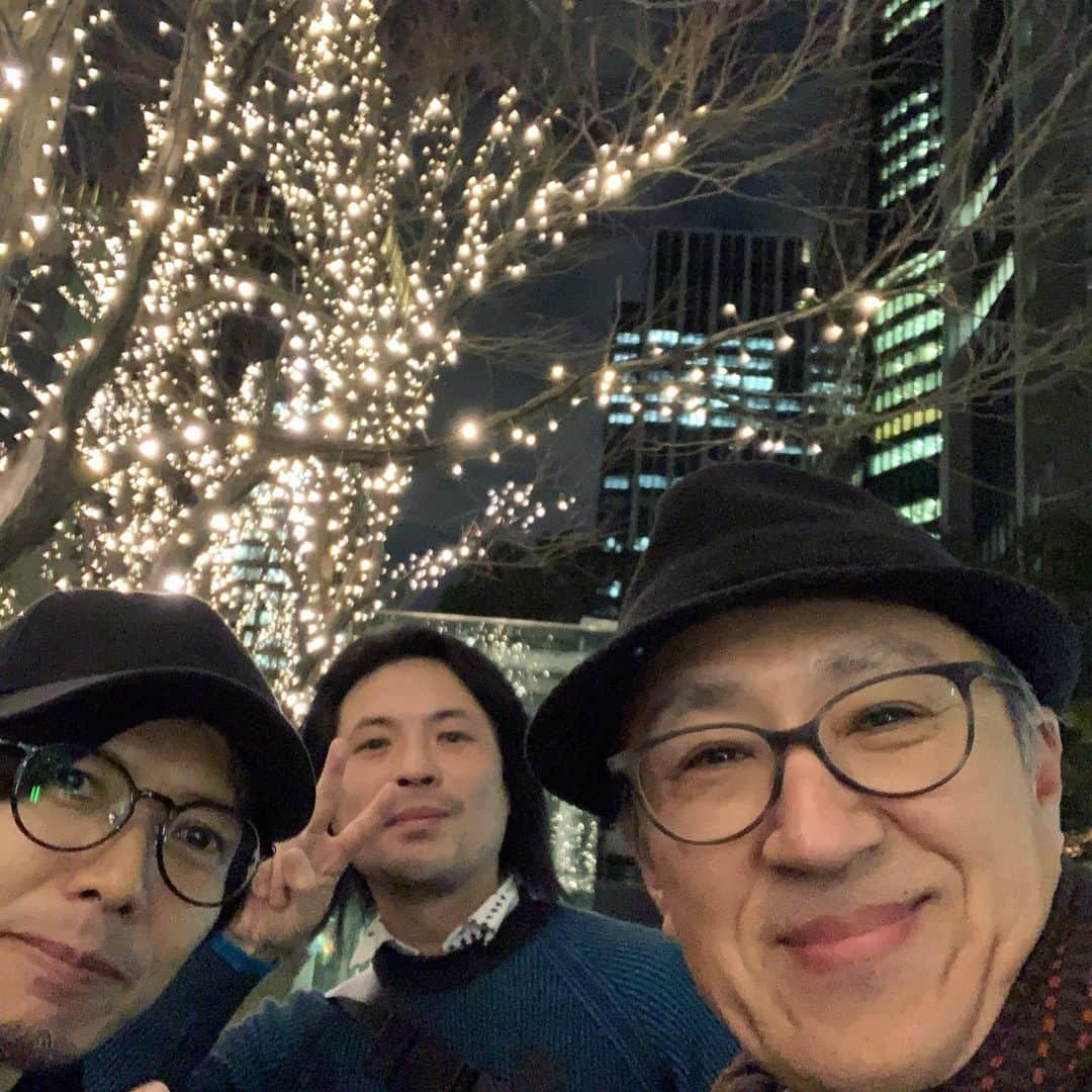 増崎孝司さんのインスタグラム写真 - (増崎孝司Instagram)「Cotton club はまるでNYCのクラブみたいな空気感だった。 Oz Noy trioの演奏とアイディアの凄さに脳が潤った！😇 今日バースデイだった柴ちゃんとこないだまで一緒だった大賀くんと3人で丸の内のネオンをバックにパチリ 改めて、Happy birthday 柴ちゃん！ “Chocolate Shuffle”生はさらに凄かった #柴崎浩 #コットンクラブ #東京駅 #beautifultowntokyo #ilovetokyo」12月13日 22時08分 - takashimasuzaki