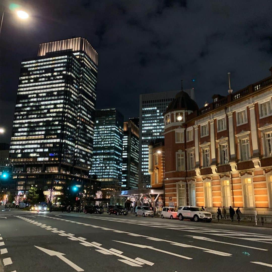 増崎孝司のインスタグラム：「Cotton club はまるでNYCのクラブみたいな空気感だった。 Oz Noy trioの演奏とアイディアの凄さに脳が潤った！😇 今日バースデイだった柴ちゃんとこないだまで一緒だった大賀くんと3人で丸の内のネオンをバックにパチリ 改めて、Happy birthday 柴ちゃん！ “Chocolate Shuffle”生はさらに凄かった #柴崎浩 #コットンクラブ #東京駅 #beautifultowntokyo #ilovetokyo」