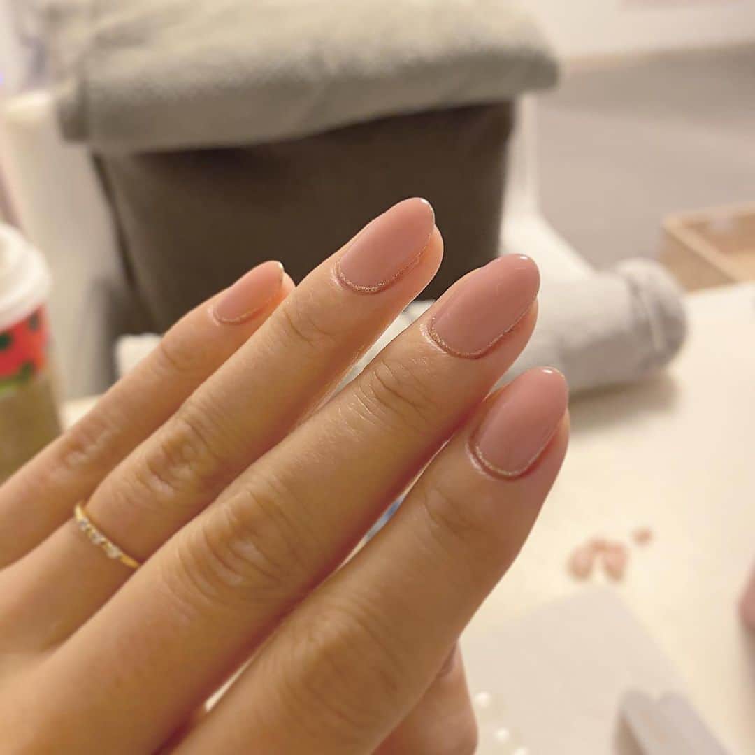 のインスタグラム：「#mynail 艶っぽいピンクに、細ーいラメラインでさり気なく縁取って貰ったよ✨ いつもより長めのカットスタイル💅で女性らしく✨へへ。 #ナミありがとう　 @komatsu73  #nails #ネイル #pink #艶ピンク #シンプルネイル #ラメライン #大人ネイル #さて次の今年ラストはどんなネイルにしようかな #basic」