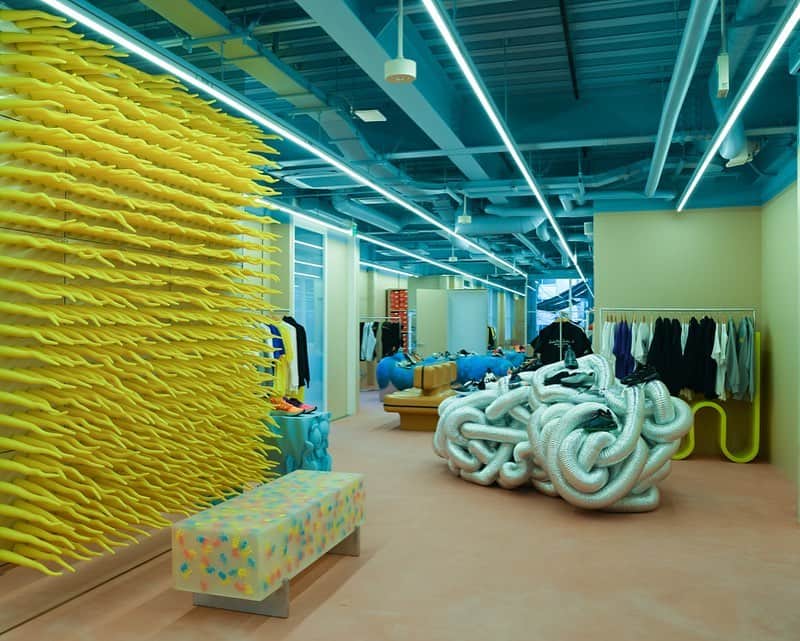 WWDジャパンさんのインスタグラム写真 - (WWDジャパンInstagram)「ニュース：スウェーデン発スニーカーショップ「SNS」が東京店を公開　こだわり満載のアジア唯一の旗艦店をレポート﻿ ﻿ スウェーデン発のスニーカーショップ「スニーカーズアンスタッフ（SNEAKERSNSTUFF以下、SNS）」が、12月14日にオープンする東京店「SNS トウキョウ」の内部を公開した。「SNS トウキョウ」は世界7店舗目の旗艦店で、「SNS」が日本およびアジアに出店するのはこれが初めて。場所は1月に閉店した「フレッド シーガル（FRED SEGAL）」代官山店の跡地を含む、東京・代官山にあるログロード代官山の3棟（2号棟〜4号棟）だ。﻿ ﻿ 明日オープンの「SNS」アジア初店舗の内部は @wwd_jp のストーリーまたはプロフィールのリンクから﻿ ﻿ PHOTOS : YOSHIAKI HIKINUMA﻿ ﻿ #sns #SNEAKERSNSTUFF #snstokyo ﻿#nike #スニーカーズアンスタッフ #ナイキ ﻿#swoosh」12月13日 22時09分 - wwd_jp