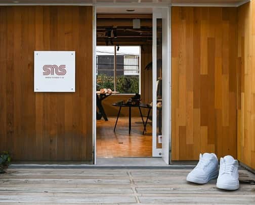 WWDジャパンさんのインスタグラム写真 - (WWDジャパンInstagram)「ニュース：スウェーデン発スニーカーショップ「SNS」が東京店を公開　こだわり満載のアジア唯一の旗艦店をレポート﻿ ﻿ スウェーデン発のスニーカーショップ「スニーカーズアンスタッフ（SNEAKERSNSTUFF以下、SNS）」が、12月14日にオープンする東京店「SNS トウキョウ」の内部を公開した。「SNS トウキョウ」は世界7店舗目の旗艦店で、「SNS」が日本およびアジアに出店するのはこれが初めて。場所は1月に閉店した「フレッド シーガル（FRED SEGAL）」代官山店の跡地を含む、東京・代官山にあるログロード代官山の3棟（2号棟〜4号棟）だ。﻿ ﻿ 明日オープンの「SNS」アジア初店舗の内部は @wwd_jp のストーリーまたはプロフィールのリンクから﻿ ﻿ PHOTOS : YOSHIAKI HIKINUMA﻿ ﻿ #sns #SNEAKERSNSTUFF #snstokyo ﻿#nike #スニーカーズアンスタッフ #ナイキ ﻿#swoosh」12月13日 22時09分 - wwd_jp