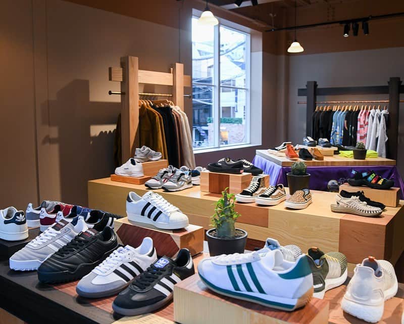 WWDジャパンさんのインスタグラム写真 - (WWDジャパンInstagram)「ニュース：スウェーデン発スニーカーショップ「SNS」が東京店を公開　こだわり満載のアジア唯一の旗艦店をレポート﻿ ﻿ スウェーデン発のスニーカーショップ「スニーカーズアンスタッフ（SNEAKERSNSTUFF以下、SNS）」が、12月14日にオープンする東京店「SNS トウキョウ」の内部を公開した。「SNS トウキョウ」は世界7店舗目の旗艦店で、「SNS」が日本およびアジアに出店するのはこれが初めて。場所は1月に閉店した「フレッド シーガル（FRED SEGAL）」代官山店の跡地を含む、東京・代官山にあるログロード代官山の3棟（2号棟〜4号棟）だ。﻿ ﻿ 明日オープンの「SNS」アジア初店舗の内部は @wwd_jp のストーリーまたはプロフィールのリンクから﻿ ﻿ PHOTOS : YOSHIAKI HIKINUMA﻿ ﻿ #sns #SNEAKERSNSTUFF #snstokyo ﻿#nike #スニーカーズアンスタッフ #ナイキ ﻿#swoosh」12月13日 22時09分 - wwd_jp
