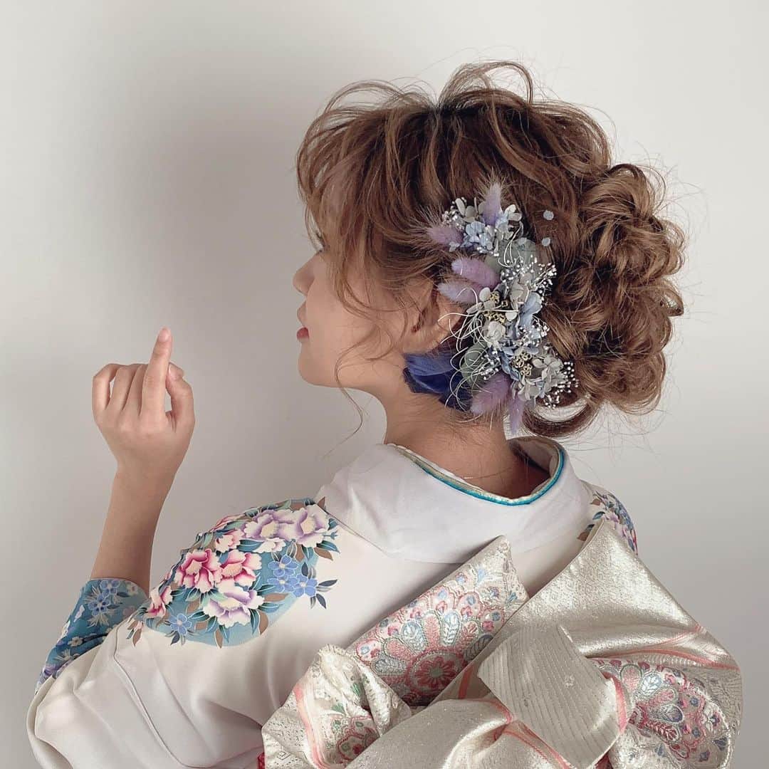 RabichePowのインスタグラム：「@nrb_barber_beauty  日本理容美容専門学校のパンフレット撮影 不動の人気💕もこもこアップ😍 . 私がもこもこアップ〜とか適当な呼び方してたら 怒られそうですが😂🙏笑 . 振り袖撮影もしたよー❣️ . 早くカメラデータを載せたです😊💙 . . . もう12月も半分終わりかけ あっと言う間に成人式ですねー 今年もたくさんご予約ありがとうございます😊 . わたしも出勤してますので 着付けかセットさせて頂くの楽しみにしてます❤️ . セットは指名予約のお客様で埋まっておりますが 遅めのお時間なら少し空きがありますので ご予約がまだの方はお急ぎくださいね♡ . @maison_de_fil  メゾンドフィルさんのアクセも 多数取り揃えておりますが 数に限りがございます。 . ご購入をご希望の方は 事前にお買い求め頂いた方が確実だと思います！ . 御来店のお客様優先の店頭販売のみですので 在庫確認や色味などのお問い合わせはご遠慮下さい。 . 皆様のご来店心よりお待ち申し上げます。 . #rabichepow#成人式ヘア#振り袖#振袖#着物ヘア#和装ヘア」