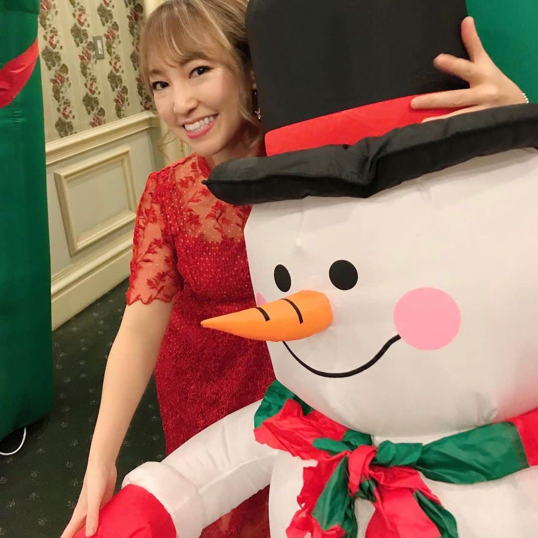 浅井未歩さんのインスタグラム写真 - (浅井未歩Instagram)「今日は早朝から旭川で、 来年に向けてのある打ち合わせ。 夜はOMO7さんでステージでした🙌 旭川ロータリークラブの皆様、大変お世話になりました😆 久しぶりにお会いできた方もいらっしゃって嬉しかったです🍒🌈✨ 新田玩具さんのバルーン装飾が素晴らしくて、会場中がまるでアナ雪でした❄️👸💕帰りにその写真を撮ろうと思っていたのに気づいたらお客さんみんな持って帰ってひとつも残ってなかった笑笑 1枚目の写真は、 #まちなか交流館 さんに置いてあるあさっぴーパネル！ 私のCDやあさっぴーコラボグッヅも販売中です🌈✨ あとまちなか交流館さんで販売してる山わさびドレッシング、これめっちゃ美味しい！2本目。」12月13日 22時12分 - asaimiho____24