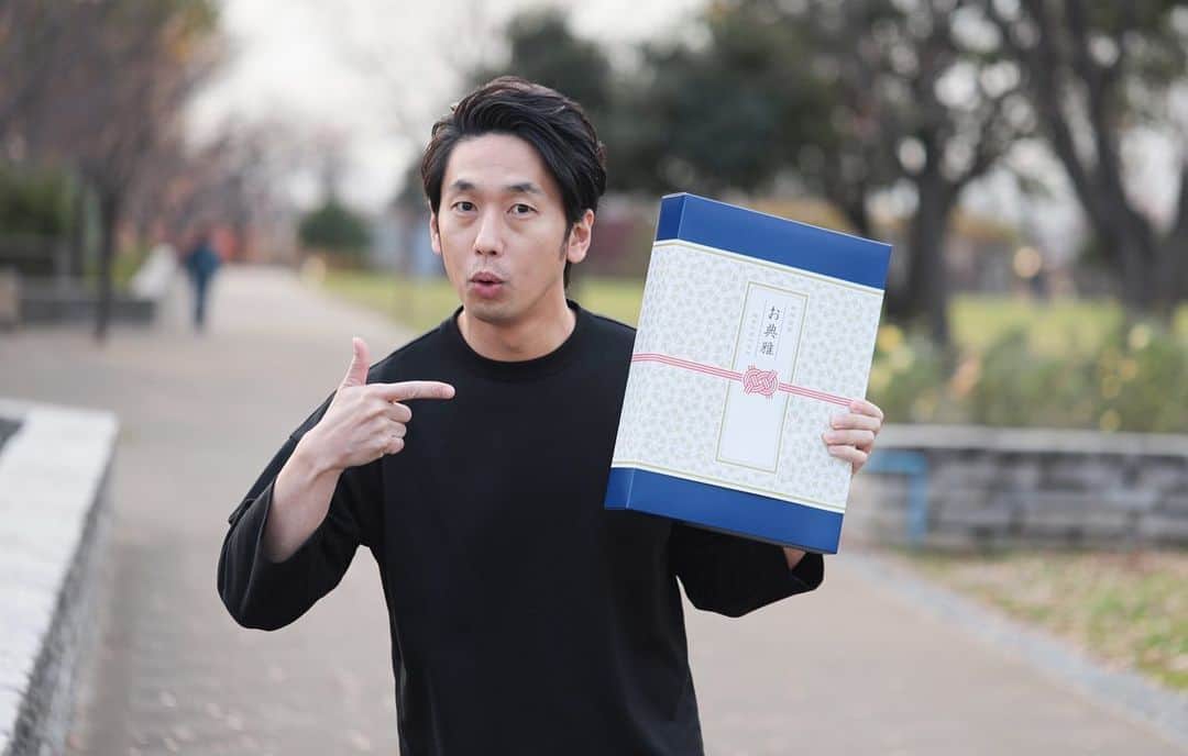 大川竜弥のインスタグラム：「TENGAさんからお年賀ならぬ「お典雅」をいただきました。中身は「PREMIUM TENGA」詰め合わせ。令和初の年末年始にふさわしい、プレミアムなセルフプレジャーを楽しもうと思います。お年賀に悩んでいる方は、TENGAの「お典雅」がオススメ。 #tenga #お典雅 #お年賀 #PRじゃない」