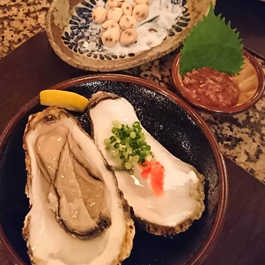 床嶋佳子さんのインスタグラム写真 - (床嶋佳子Instagram)「久しぶりの牡蠣〜＼(^o^)／ 銀杏に酒盗渋かろ〜😁🍶(博多弁)」12月13日 22時22分 - yoshiko.tokoshima