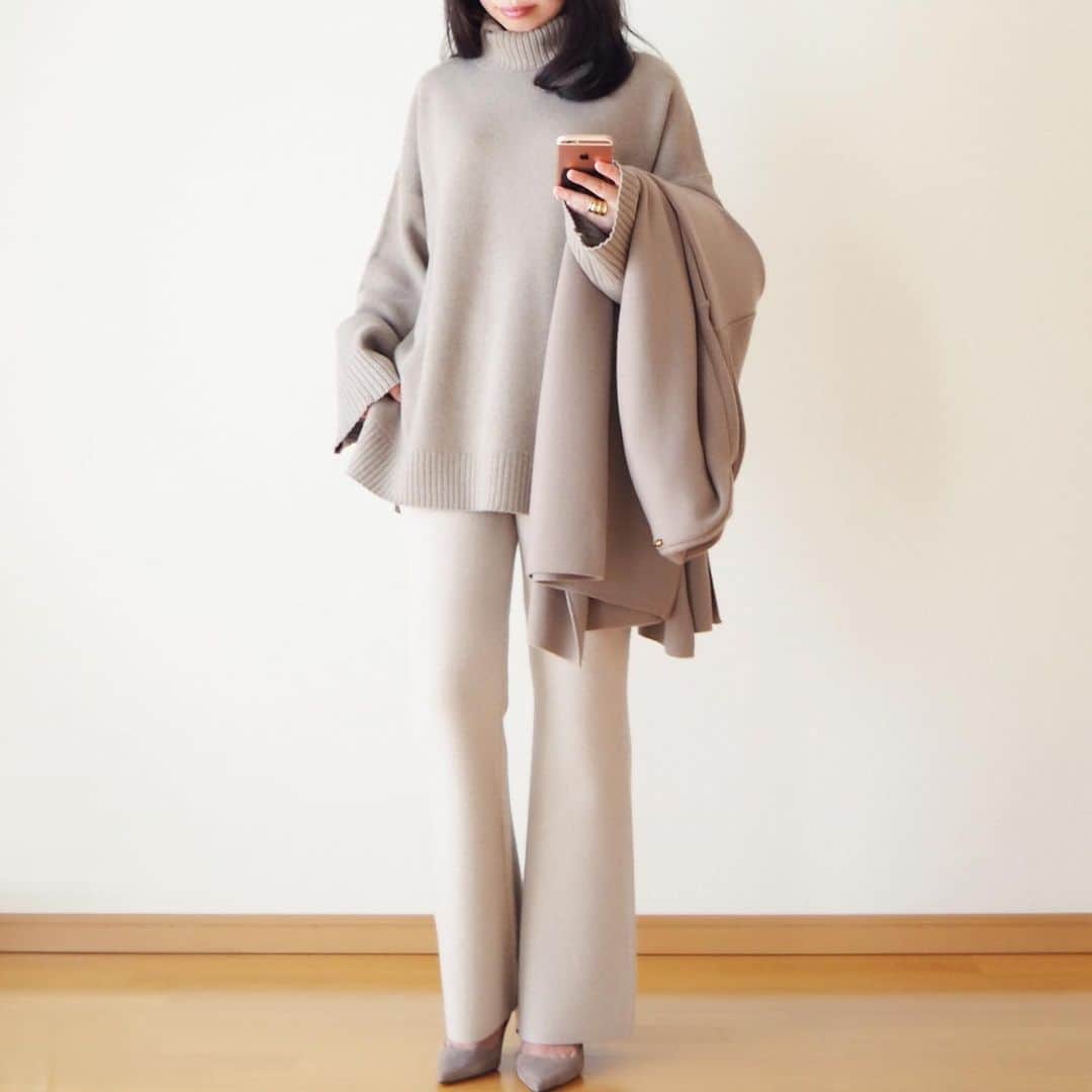 hanaのインスタグラム：「outfit❄️ * beige☺︎ * ニットパンツは、 まるでロングロング毛糸のパンツのようで あったかい🐏🐑🐏🐑🐏 編み目が詰まってるのも、いいところ。 * #deuxiemeclasse #lappartement #pellico #zara」