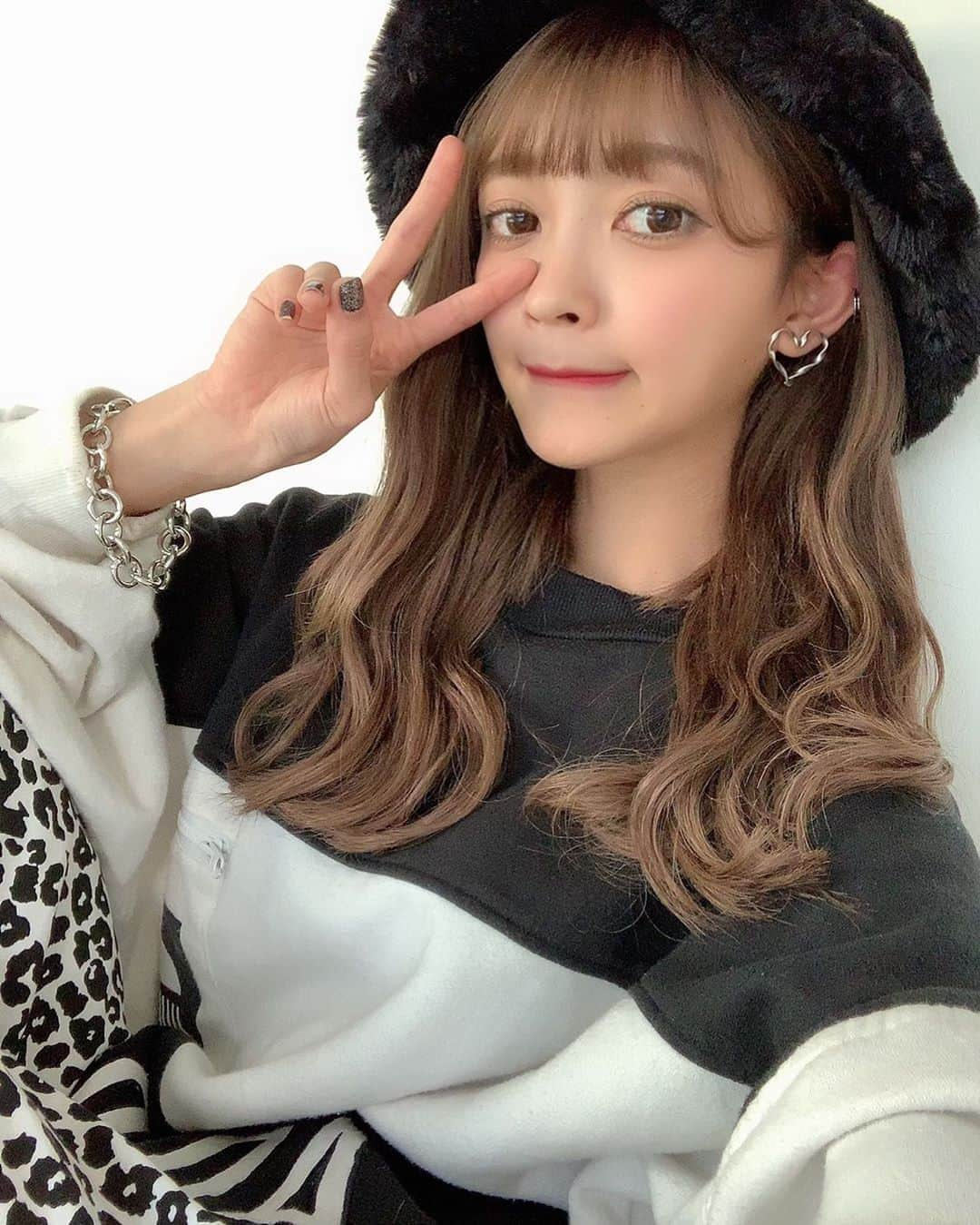 郡司英里沙（えりちょす）さんのインスタグラム写真 - (郡司英里沙（えりちょす）Instagram)「﻿ ﻿ 今更ですが実は………﻿ ﻿ ﻿ ﻿ 定期公演でチャイナ衣装を着る為、﻿ 当時の自分に少しでも近づけられるように﻿ ﻿ っていうのが理由で、﻿ ﻿ レボさんにエクステをつけてもらったのです(^^)﻿ ﻿ ﻿ ﻿ ﻿ ﻿ ✔ #SKYResort﻿ ﻿ ‪✂︎‬望月博滋 (レボさん) @revo0126 ﻿ ﻿ (📞)03-6886-3890 (🕙)12:00〜22:00﻿ (🎪)東京都渋谷区神南1-15-11中谷ビル2F﻿ ﻿ ﻿ ﻿ #アッシュ #グレージュ﻿ #美容室 #美容院 カラー #カット﻿ #イルミナカラー#トリートメント﻿ #skyresort #スカイリゾート﻿ ﻿ ﻿ ﻿ ﻿ ﻿ ﻿ #郡司英里沙 #pimms #ピムス #ぴむす﻿ #ストリート系女子﻿ #ストリートファッション﻿ #japaneseidol #idol #model #selfie ﻿ #kawaii #instagood #followme #me﻿ #팔로우 #셀피 #셀스타그램 #멋스타그램 #코디」12月13日 22時23分 - erisagunji