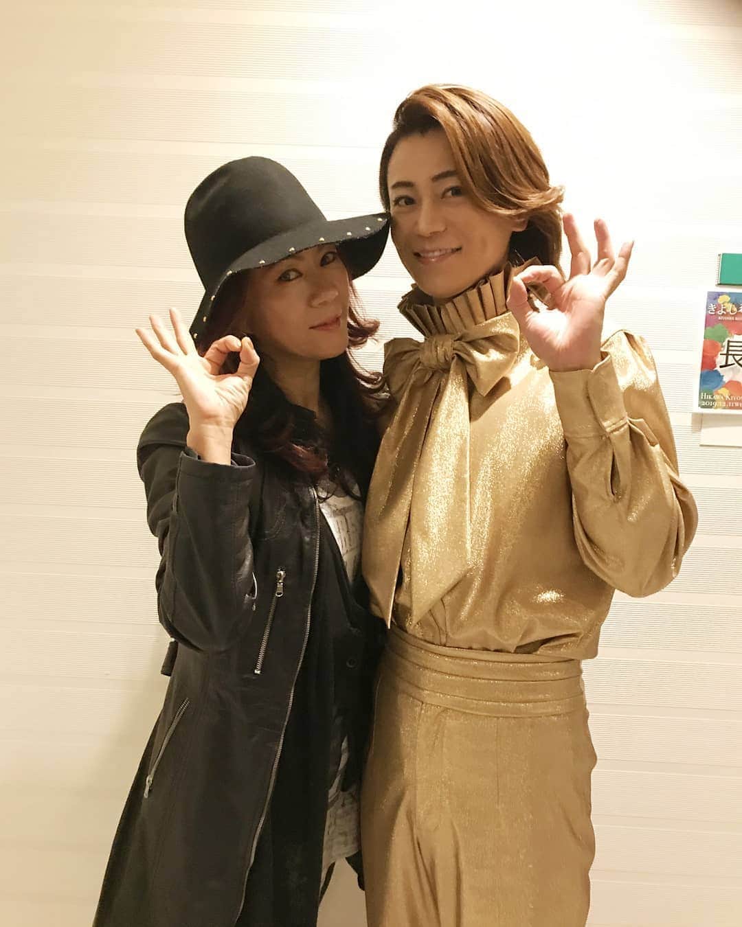 のインスタグラム：「Kiina❤️始まり✨🎵～MTG×2～過去作品マスタリング～長過ぎる１日🤤 : 一昨日は、某TV収録で作曲シーンを撮りたいという事で新曲を、完成までという😦1コーラスで良いと言われたけれど、脳とHeartが続きを生みたがるから、結局TVさんを帰してフルコーラス仕上げ朝帰り😢家に着いたら急ぎの原稿がもうDead✝️だとマネ子が待ち構えていて、一時間しか寝られずまんまGo💨 : そして、最近のRockyなビジュアルが大黒摩季に似てるとネット上で囁かれてから今や #黒い姉妹 😎と互いに笑って仲良ししてる  #Kiina こと😜 #氷川きよし 様の #20周年コンサート @ #東京国際フォーラム ✨ : 知り合ってから共に忙し過ぎて、初めてコンサート観に行ったけど、それはもうExcellent‼️✨👏👏 : やだねったらやだね～🎵と懸命に歌っていたあのCuteな少年は、歌の神様に選ばれ、故に愛や耀きに付帯する哀しみや苦しみ痛みと孤独さえも受け入れ纏い放ち、演歌からもPopsやQueenからもSoulが声に響まくっていた。 : 歌い手からみても感動的な魂に届く声。何度も泣いたよKiina😢💖１日２回２日で4公演というのに一切手抜きなしの全力で歌い上げ、その艶やかで一途な光は #フレディマーキュリー や #Price 、 #デヴィッドボウイ の様なしなやかなオーラとカラフルな感性🌟それはそれは美しくて、 #美空ひばり さんや #エディットピアフ の領域に20年で転生してしまった、まるでDIVA👑圧巻だった。 : Kiina💖元気と勇気と沢山の愛、人間愛(笑)をもらったよ、胸一杯のありがとう。長いツアー千秋楽🌟20周年、心からおめでとう✨💓何があっても私は味方でいるから、思いきり羽搏きまくって🕊️本当に #お疲れちゃん ね🤗💕 : そして、過去楽曲のリマスタリング果てなし🤤(そして自分いじり&ライオンShout(笑)しかし #あぁ は、こんなに救ってくれる曲だったか？✨やっと音の着地がみえた #愛してたんだ …。まじヤバイ😭ひとごとみたいに泣ける。前ばかりみてたから置き忘れてきたけど、こんなに名曲あったんだなあ…。完パケしながら歌ってない曲、大晦日liveで歌いたい。 : 過去を振り返る、ではなく時をかけて自然に受け入れ抱き寄せることは、自分を愛するために、誇りを持つために大事な作業なんだね。一曲一曲同じものなく、捨て曲なし全て心血注いで創ってきた私を、今日は誉めてあげよう。皆も寝る前に頑張った自分、誉めてあげてね❤️きっと明日の最初の一歩が清々しいから✨」