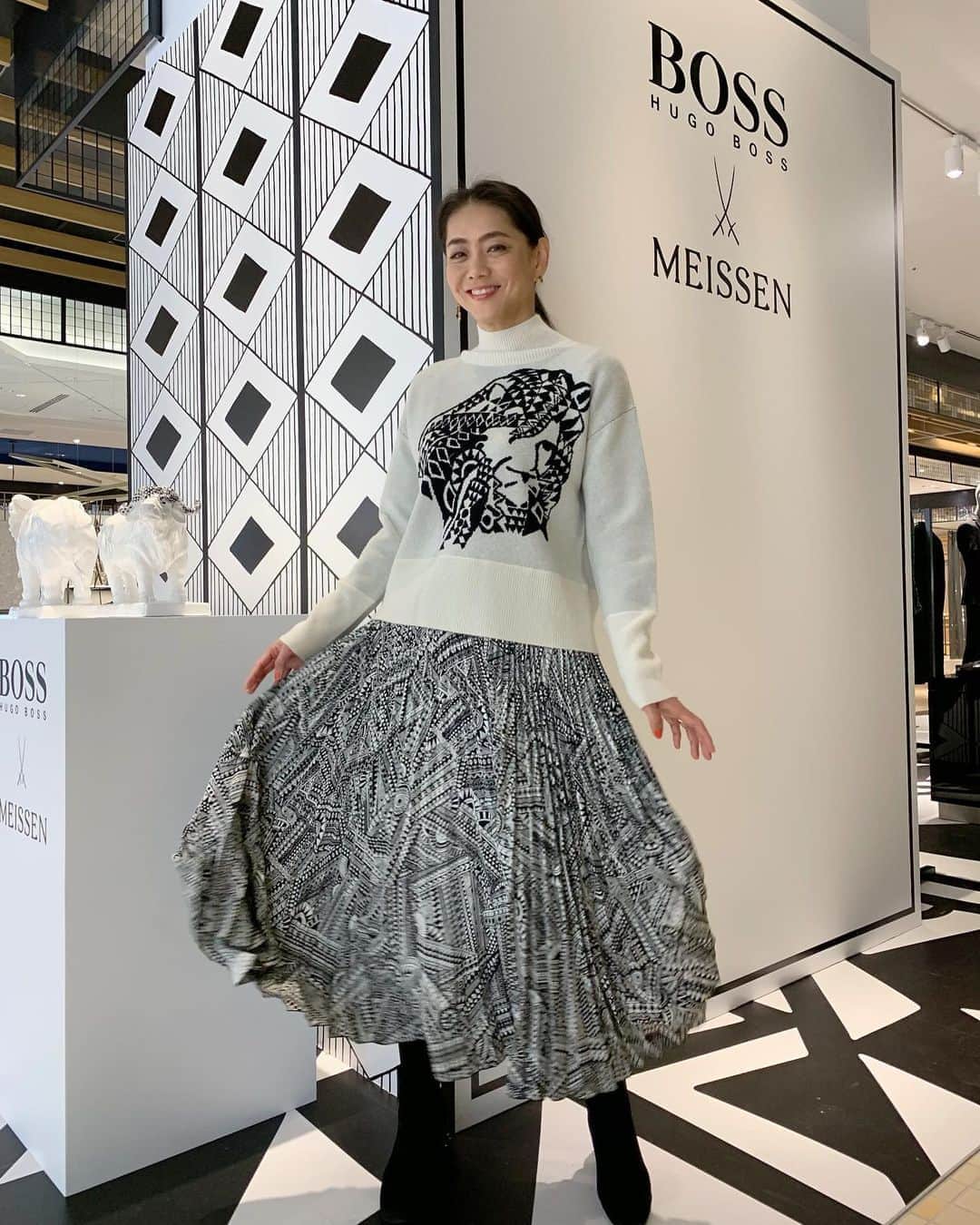 のインスタグラム：「@boss  #bossxmeissen ボスとマイセンのコラボ 🐘 #popupstore @shibuya_scramble_square  ４Ｆ にて1月１３日までやってるよ❣️ #ThisIsBoss #ライオンのジャガードニット #プリーツスカート を着用 #バックもかわいい ❤️ パートナーにでもいいし、自分にも欲しいクリスマスのプレゼント🎄🎁 象、サイ、ライオン、バッファロー、ヒョウの5つのモチーフ#シック#モノクローム」