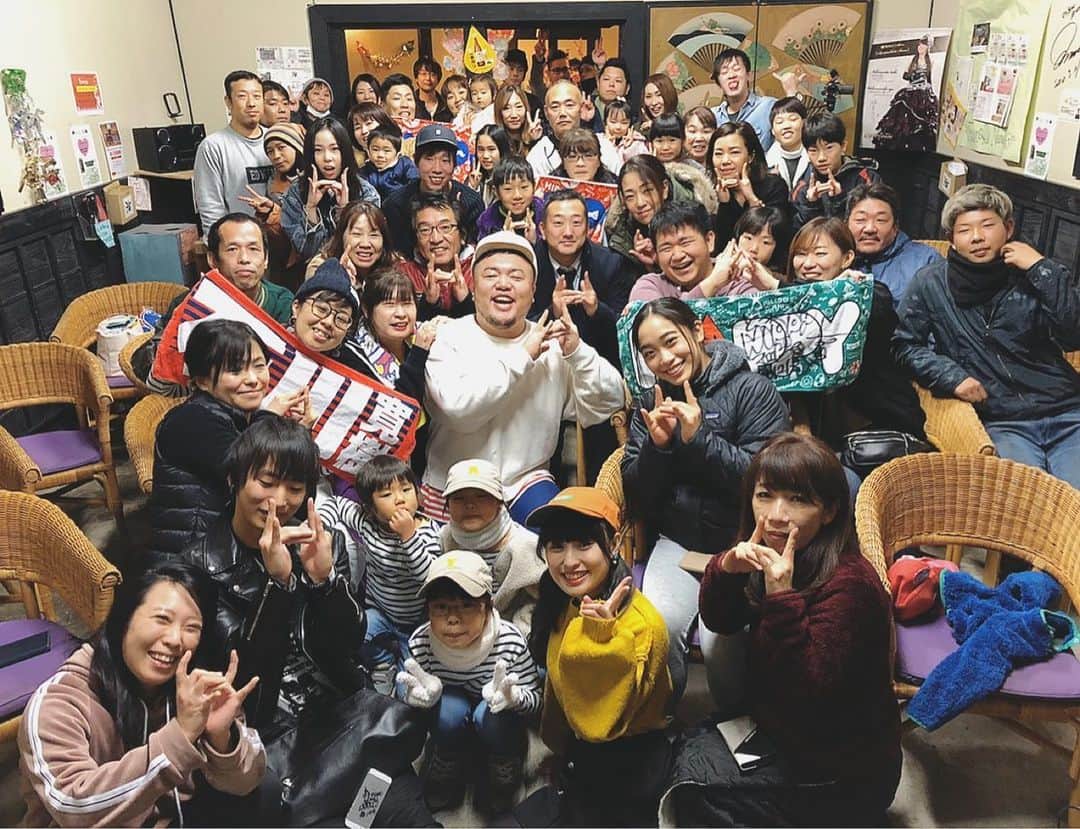 HIPPYのインスタグラム：「「あなたの街に行きますプロジェクト」 YELL FOR YOU TOUR 2019 香川県 うどん屋［溜(たまり)　］ライブ 満員御礼大盛況本当に感謝感謝です  明日は大阪！こちらも満員札止め状態 落選メールが届いた方ごめんなさい  そして残すは12/30広島クラブクアトロ チケット残りわずかです  お子さんは無料 学割チケットもあります お早めにゲットしてね♩  みんなのおかげで最高の旅になっています  http://hippy-web.com/schedule/20191230.shtml」