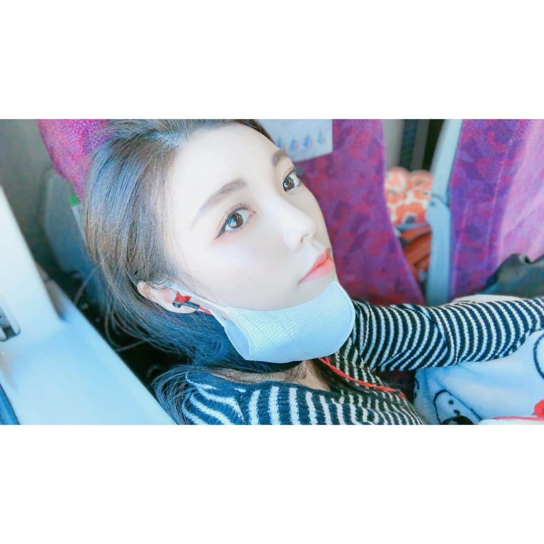 野崎夏帆のインスタグラム：「👁﻿ ﻿ #裸眼﻿ #メイクも途中w﻿ #移動中はだいたいカラコンはずしてるの﻿ #今どきはカラコンないほうがいいよねとは思う﻿ #だがやめれない」