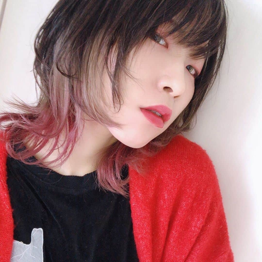 朝日奈丸佳さんのインスタグラム写真 - (朝日奈丸佳Instagram)「右目が腫れてたので、いっそ腫れぼったいメイクにしたろ。と思ってピンクで囲んだ。目があかなくてとても目つきが悪かったです。すみません。  #pink」12月13日 22時33分 - madoka_maru_hina
