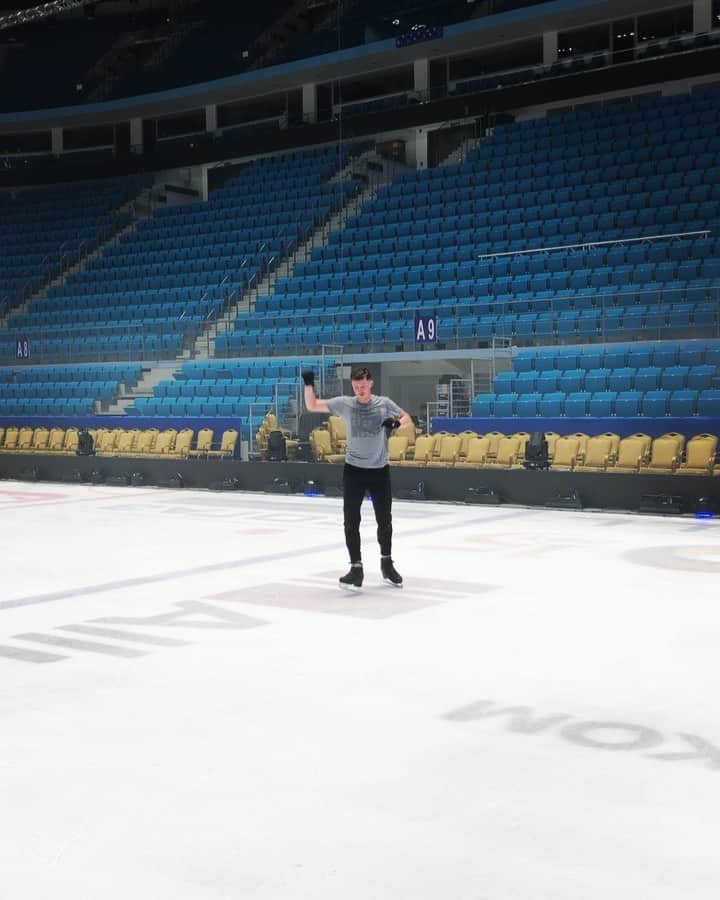 ジェレミー・アボットのインスタグラム：「Slow and steady progress.  As I said the last time, you just take small steps to move forward and before you know it you’re further along than you realize. I celebrated the last milestone then kept moving forward! Really enjoying the view from up here! 😊」