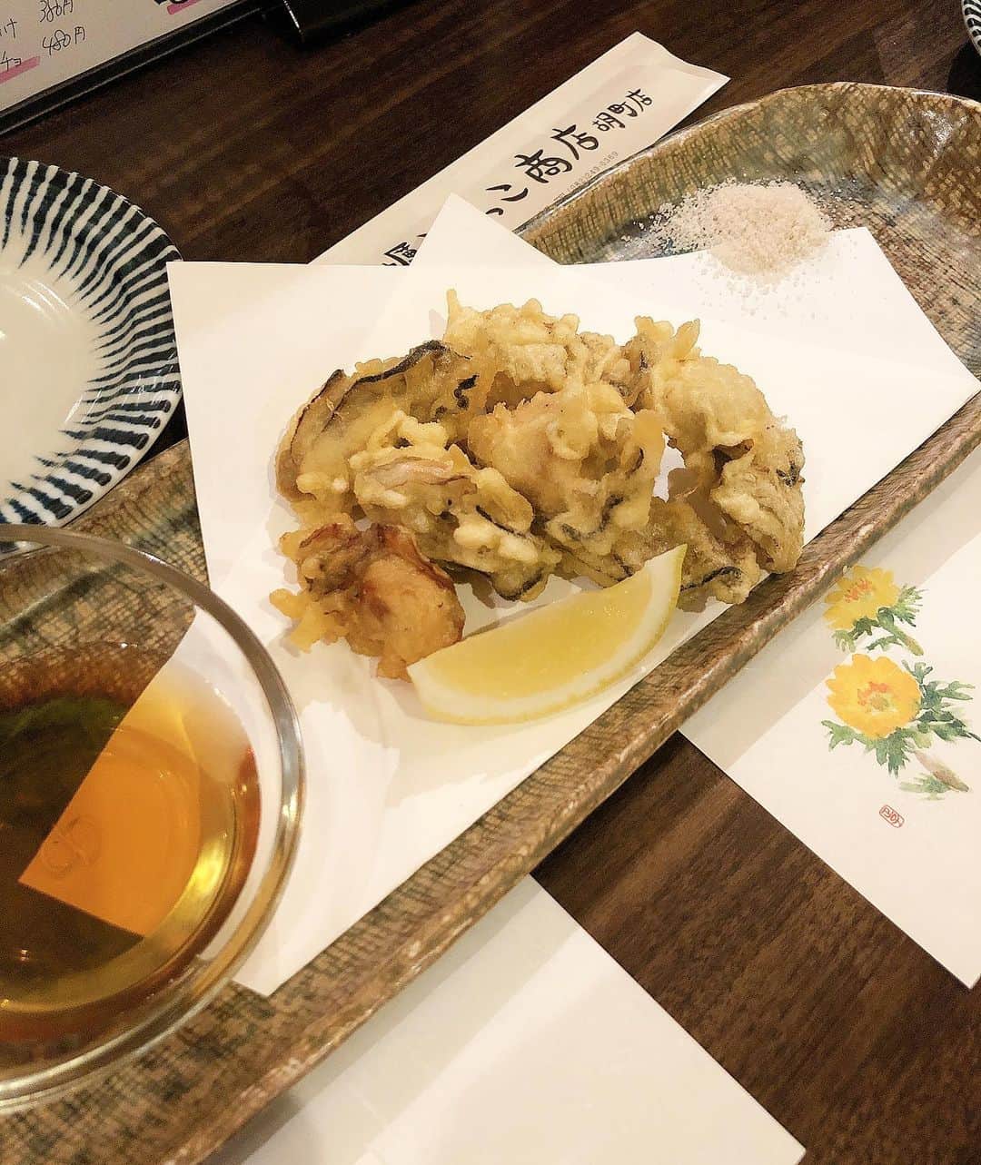 みきママさんのインスタグラム写真 - (みきママInstagram)「【広島ごはんです！】﻿ ﻿ ﻿ ﻿ ﻿ ﻿ ﻿ ﻿ プハー！！うまい🤩🤩🤩﻿ ﻿ ﻿ ﻿ ﻿ ﻿ ﻿ コメントでおすすめしてもらったお店で、広島名物の牡蠣三昧です❤️❤️❤️そして、広島名物の魚のすり身のがんすです✨✨✨カニクリームコロッケみたいな味‼️﻿ ﻿ ﻿ ﻿ ﻿ ﻿ ﻿ ﻿ こんなに食べてめちゃ安い🤣🤣🤣さすが広島❤️❤️❤️﻿ ﻿ ﻿ ﻿. . . ﻿ ﻿ 明日、12/14（土）、私、そごう広島に10時から20時までいます‼️ぜひ、餃子食べに来てくださ〜い😆😆😆 ﻿ . . . .  #牡蠣ひよっこ商店 #みきママ #広島」12月13日 22時34分 - mikimama_official