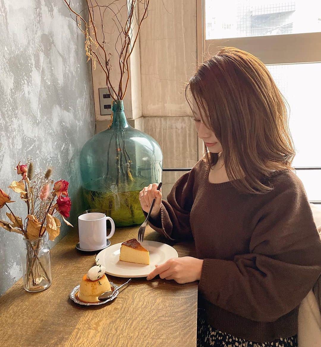 のインスタグラム：「ㅤㅤㅤㅤㅤㅤㅤㅤㅤㅤㅤㅤㅤ この前おはる @__haru3 と ゆかんぬ @yukannu0327 と 行った A WORKS 🍮🥄 ㅤㅤㅤㅤㅤㅤㅤㅤㅤㅤㅤㅤㅤ この日のコーデは tops、skirt どちらも @fifth_store 🌿 ㅤㅤㅤㅤㅤㅤㅤㅤㅤㅤㅤㅤㅤ #fifth #fifthtl #フィフス #ニット #イレギュラーネックニットプルオーバー  #レオパードプリーツスカート」