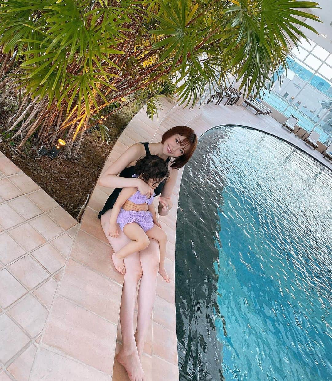 庄司ゆうこさんのインスタグラム写真 - (庄司ゆうこInstagram)「ももちゃん、露天風呂とジャグジーもデビューしたよ🌟 今まで温泉は連れて行ってたけど、露天風呂には入れてなかったから今日が初めて✨✨ プールでたくさん遊んだあと、ジャグジーと露天風呂にゆっくり浸かって最高に気持ちよかったぁ〜❤️ #露天風呂#ジャグジー#プール#ヒルトン東京お台場#台場#レインボーブリッジ#お揃い水着#親子コーデ#親子リンクコーデ#生後8ヶ月#ももちゃんです🤗」12月13日 22時39分 - yuko.shoji