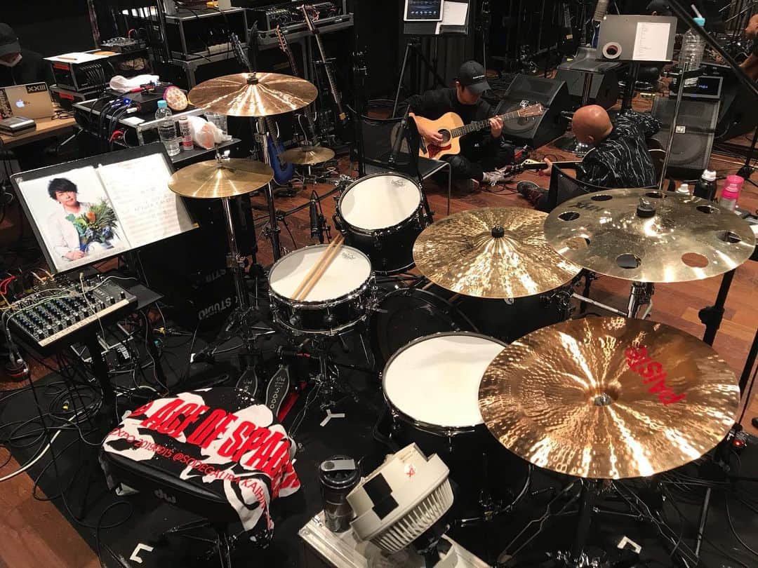 宮上元克のインスタグラム：「AKiリハーサルでした〜  AKi LIVE 2019 「SCREAM」 #01  2019年12月16日（月） Thunder Snake ATSUGI OPEN 18：00 / START 19：00  2019年12月18日（水） 渋谷ストリームホール OPEN 18：00 / START 19：00 #AKi #明希」