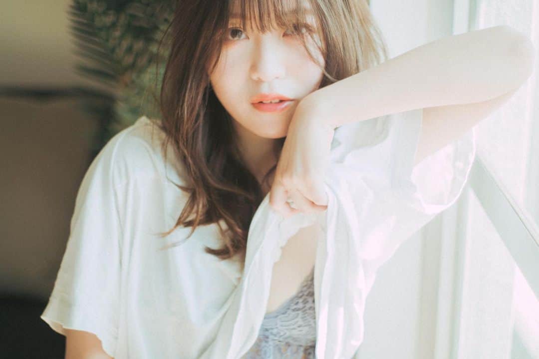 弘松菜摘のインスタグラム：「私は写真が好きだし﻿ 撮るのも撮られるのも好き。﻿ ﻿ とっても長い付き合いになれる﻿ 好きなものを見つけられて﻿ よかったなぁって思っている☺️﻿ ﻿ だから私はこれからも﻿ 写真に関わっていたいなあー﻿ って思います😌﻿ ﻿ だからだから！﻿ いつも素敵に撮ってくださる﻿ 素敵なカメラマンの皆様﻿ 本当にありがとうございます😊！﻿ ﻿ ﻿  自分も写真上手くなりたい🥺🥺﻿ ﻿ みんなの好きなものはなにー？﻿ ﻿ ﻿ ﻿ #スクリーンに恋して  #jp_mood  #フォロワー募集 #ファインダー越しの私の世界  #팔로우 #関西写真部share #写真好きな人と繋がりたい #キリトリセカイ #coregraphy #東京カメラ部 #pics_jp  #RECO_ig #team_jp_ #as_archive #ポートレート部  #screen_archive #indy_photolife #HUEART_life #lovers_nippon_portrait  #good_portraits_world  #indies_gram #icu_japan #カメラ好きな人と繋がりたい #tokyocameraclub  #Ray_moment .﻿ #儚くて何処か愛おしい様な .」