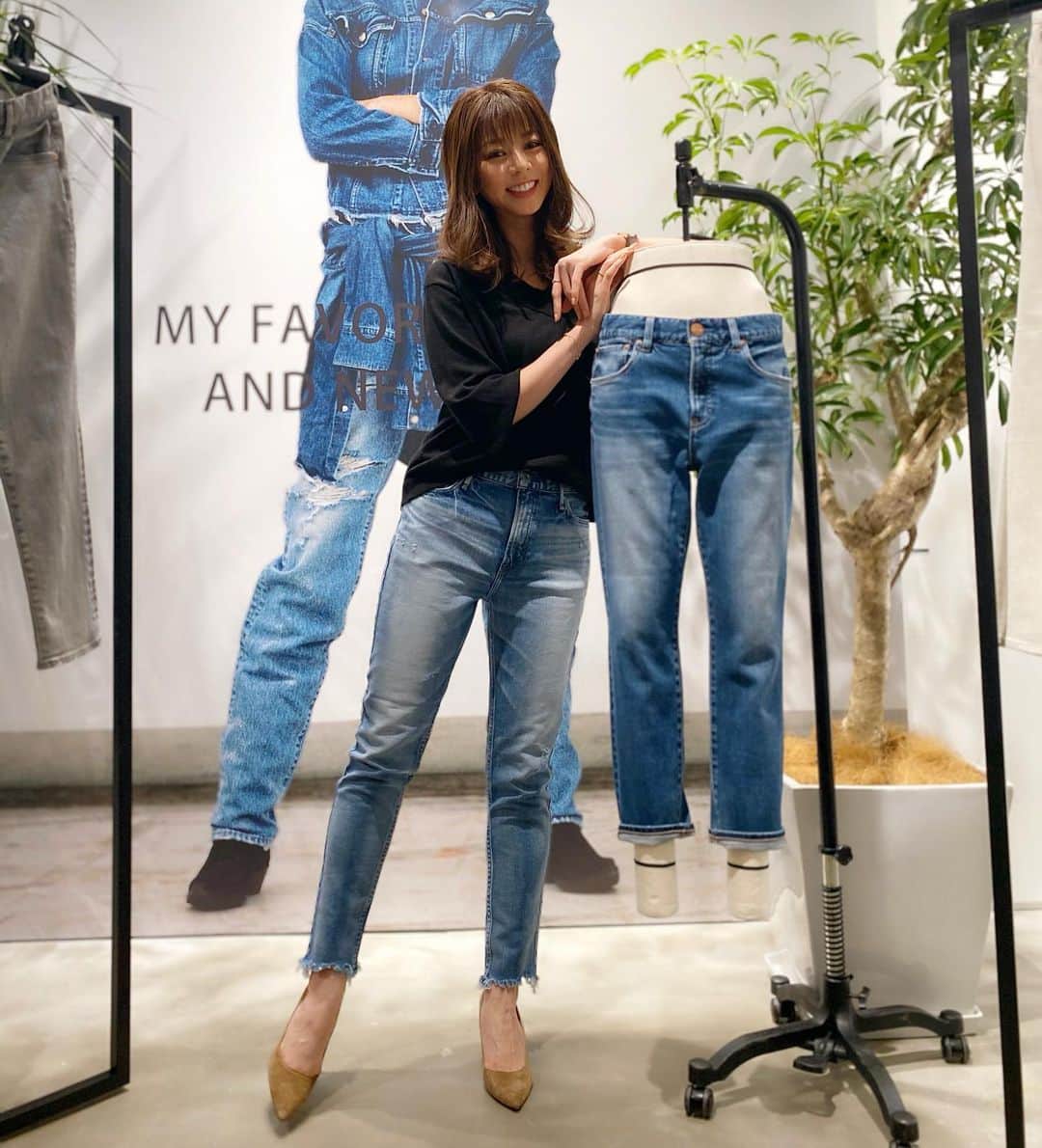 のインスタグラム：「GUEST LIST 2020SSの展示会へ👖✨ こだわりの #denim がたくさんあって色々と試着してきました😉  @redcardtokyo @upperhights @healthydenim  カジュアルもキレイめもあるから、どんな#coordinate にしようかなぁ〜🥰と考えながらお気に入りを選ぶ時間が楽しかった❤️ #denimstyle  #えれな」