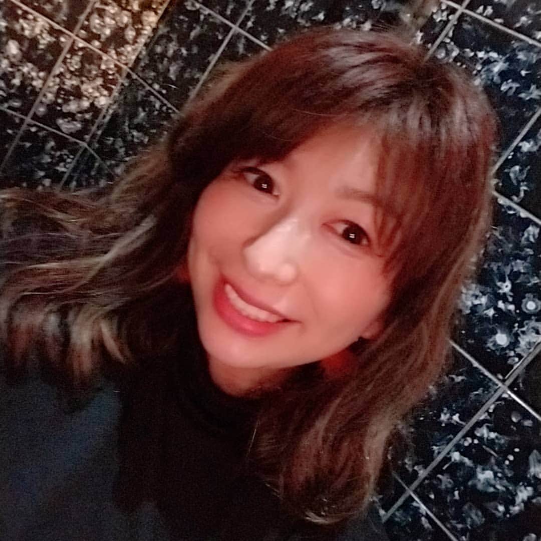 のインスタグラム：「今日は、いつもの仲間と忘年会でした～！16時からサムギョプサル3時間飲み食べ放題+2次会で　先ほど終了、計6時間～！写真もらったらまた、アップします～！ #ゲラ会 #ただゲラ」