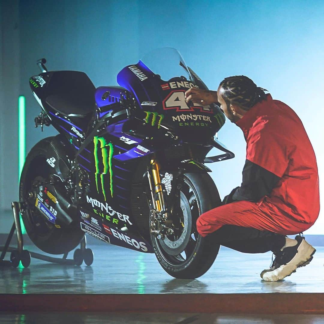 YamahaMotoGPさんのインスタグラム写真 - (YamahaMotoGPInstagram)「A special moment: meeting his YZR-M1 for the first time. . . #LH44VR46 | #MonsterEnergy | #MotoGP | #F1 | #GOAT | #Motorsports | @monsterenergy | @lewishamilton」12月13日 22時55分 - yamahamotogp