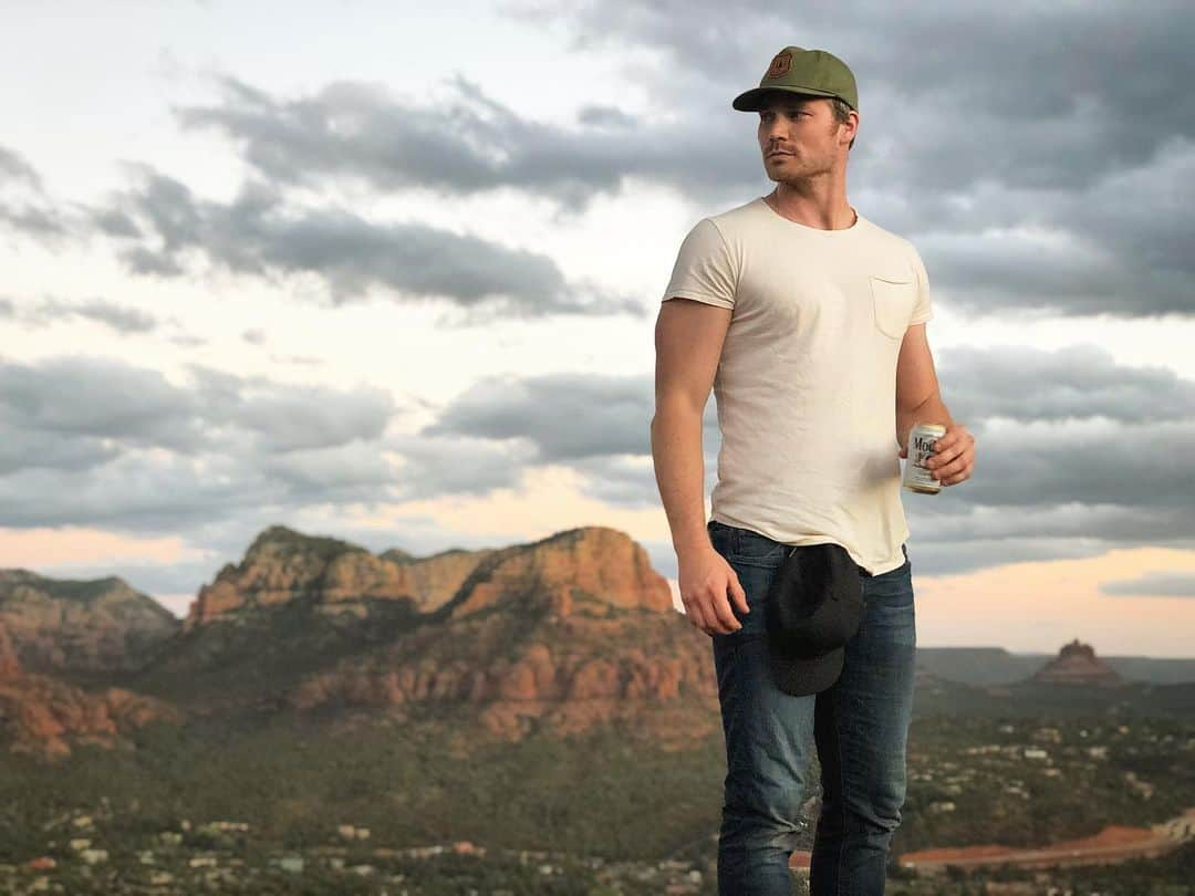 デレック・テラーさんのインスタグラム写真 - (デレック・テラーInstagram)「Sometimes, you need two hats and a cold beer. #beforethebeard #tbt #sedona」12月13日 14時05分 - derektheler