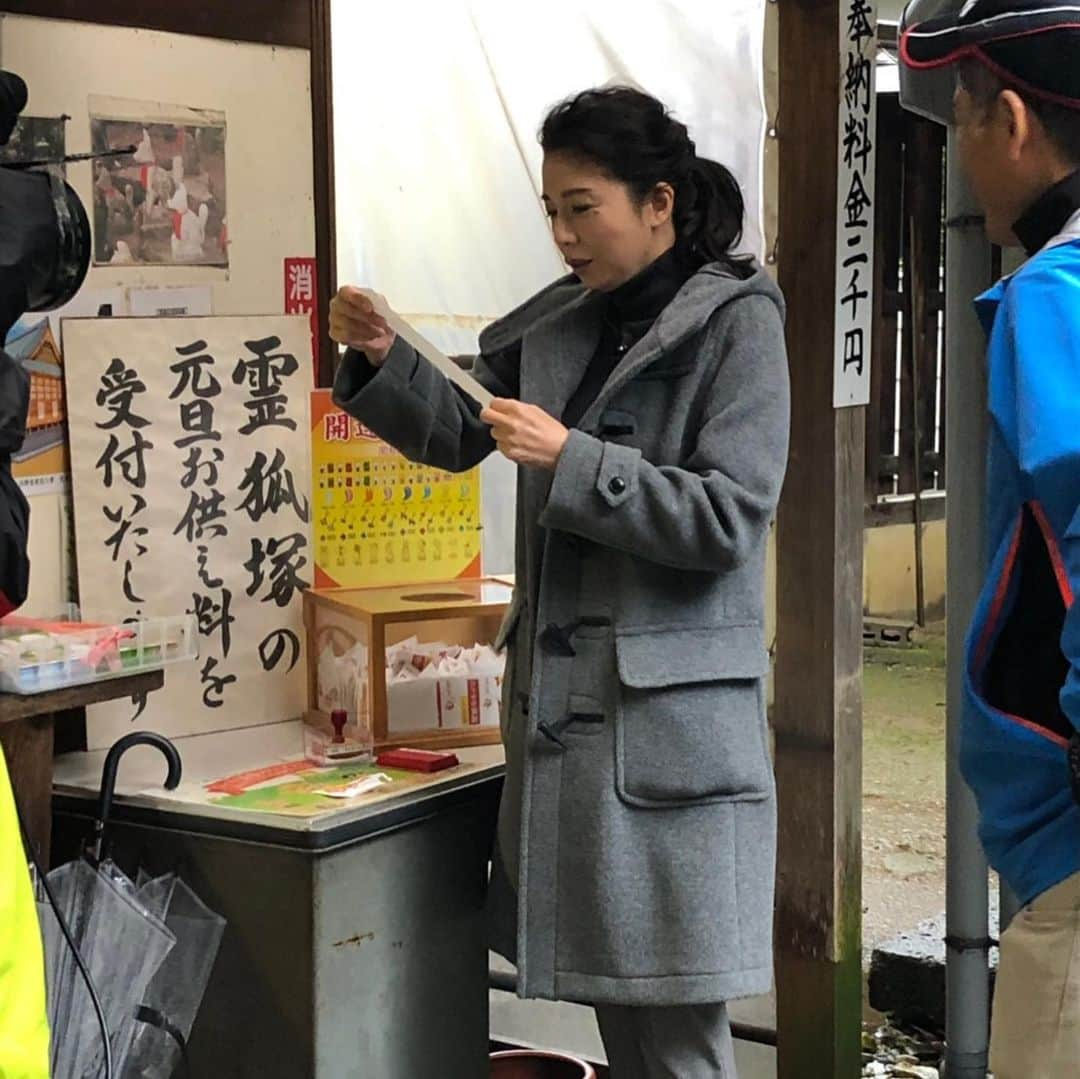 高橋ひとみさんのインスタグラム写真 - (高橋ひとみInstagram)「今日も東海テレビ「スイッチ！」をご覧いただきまして　ありがとうございました📺 今回の「高橋ひとみの　ちょっとひと駅」は初めての豊川稲荷⛩に行ってきました。 参道には美味しい変わりいなり寿司や　かわいいお土産屋さんなど沢山の素敵なお店がありました。 お正月には140万人の参拝客の方がいらっしゃるそうです。狐のお面の絵づけも体験しました😅童心にかえって楽しかったぁ🦊　#東海テレビ　#スイッチ！　#ずんやす　さん　#藤本晶子アナウンサー　#速水里彩アナウンサー　#森夏美アナウンサー」12月13日 13時57分 - hitomi_momoe