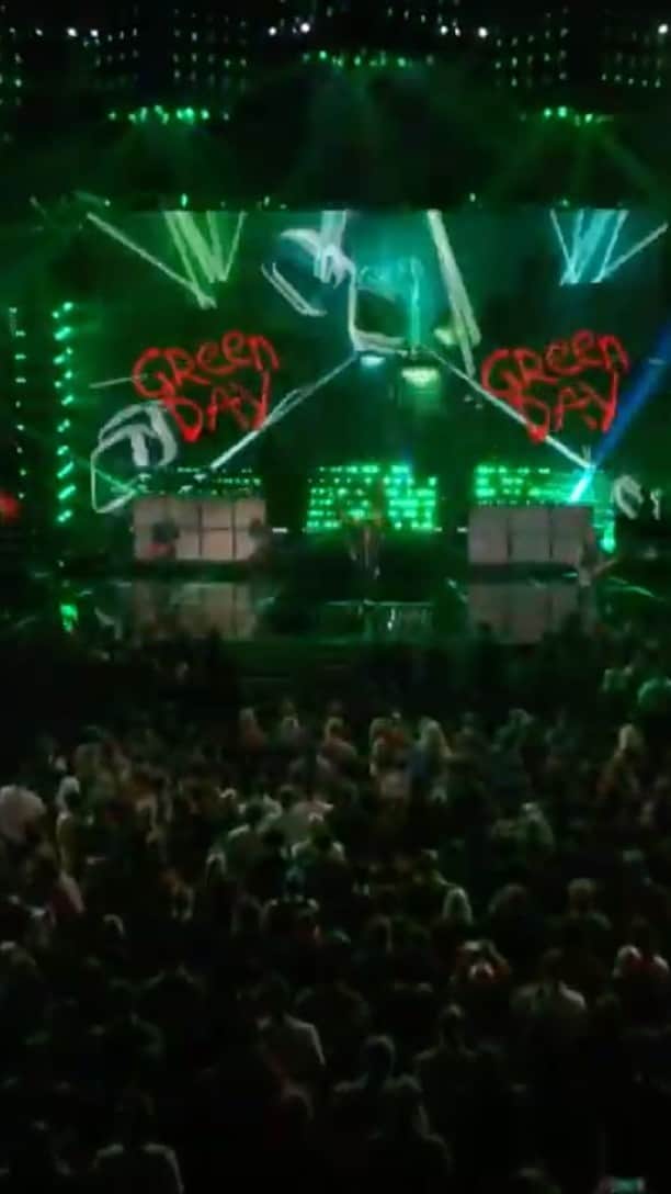 Green Dayのインスタグラム：「Green Day meets @thegameawards!! Andddd our @BeatSaber pack drops tonight at midnight PT 🎮🤘」