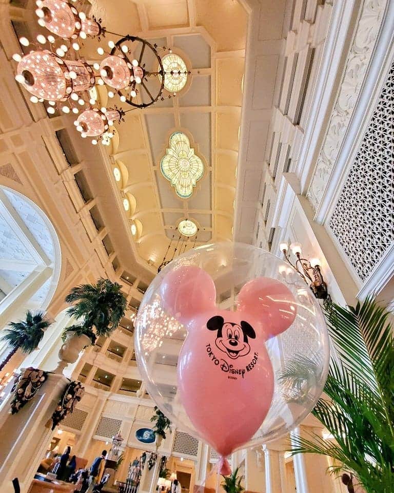 のインスタグラム：「. 室屋家×林家で ディズニーランドホテルへ！ 夫は抜き😂 アリスのお部屋にお泊まりしました。 他の部屋にも泊まってみたい！と思うほど可愛くて居心地のいいホテルでした😍 子供たちがとにかくはしゃいでくれて、それだけで本当に連れていって良かったなと😌💛 . #ディズニーランドホテル　#ディズニー　#ディズニーランド　#Disney 　#ディズニーリゾート　#お泊まり　#嫁旅」