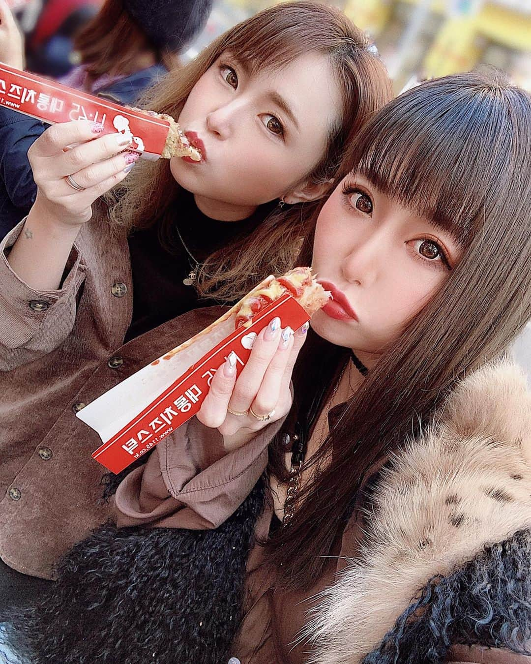 春咲ひなたさんのインスタグラム写真 - (春咲ひなたInstagram)「長い付き合い💭💓 良い意味で全然変わってなくて 癒されたなぁ… . せっかく東京来たからって事で 新大久保を探検👭✨ . ずっと新宿住んでるのに なにげちゃんと来た事なかった！ 1番興奮したのは韓国食品のスーパーでした🌶🌽🥕w . #大久保#新大久保#韓国コスメ #タピ活#チーズハットグ#チーズスティック#美味しかった 🥳🌈」12月13日 14時07分 - hinatanuki