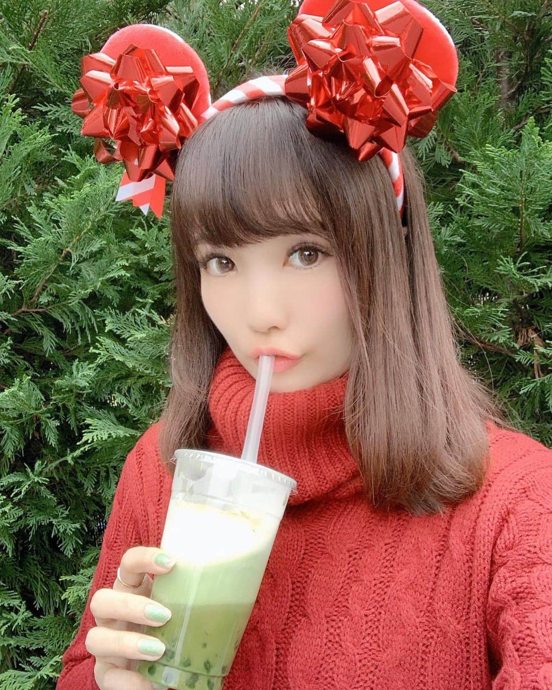 浅井麻里さんのインスタグラム写真 - (浅井麻里Instagram)「🍵🍵﻿ ﻿ 真っ赤コーデ❤️❤️﻿ ﻿ ディズニーランドのトゥモローランド・テラスで﻿ 13〜17時までの時間限定！販売中の﻿ タピオカ抹茶ラテ💚﻿ ﻿ わたしこれ頼むまでアイスだと思ってたら、﻿ ホットドリンクだった！🤣（笑）﻿ 白・緑・濃い緑の3層を混ぜて飲むんだけど、﻿ 甘さと抹茶の苦さちょうどよくて﻿ タピオカもちもちで美味しかったー💕😋﻿ ﻿ 時間も限定だけど、﻿ 期間も来年4月7日までの限定ドリンクだよ✨🥤﻿ ﻿ 久しぶりにsnowで撮ってみたら﻿ 白飛びしすぎてしまた😂💦﻿ ﻿ ﻿ 昨日深夜に、デザインしたアクセサリー新作﻿ 発表投稿したから見てねー❣️☃️❄️﻿ ﻿ ﻿ #ディズニーランド#クリスマスコーデ#クリスマスカチューシャ#赤コーデ#タピオカ#抹茶#グルジョ#ディズニークリスマス#ディズニー#disneyland#Christmasdisney」12月13日 14時24分 - mari_asai_625