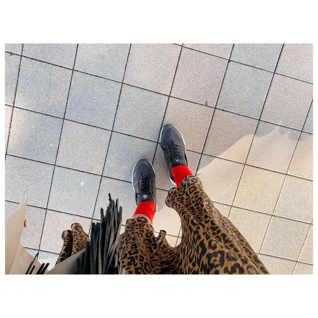 のインスタグラム：「靴下への質問をよくいただくのですが。 お気に入りでよく履いているのは福助とMacintoshPhilosophyのコラボ靴下(メンズ)です。 がしかし。 こちら廃盤となり今は買えません😭 だからストックしていた物を大事に大事に履いております。 他にも似よりの靴下を探して買って試したりしているけど、これを超えるモノには出会えていない。 何が良かったって締め付け感がなく1日履いていても跡がつかない。 でも、ずり落ちてこない。 そして豊富なカラバリで比較的安価。 と、良いことしかない靴下だったのです。 福助様。 お願いです。 再販してください🙏 #fashion #socks #神靴下 #福助 #MacintoshPhilosophy」