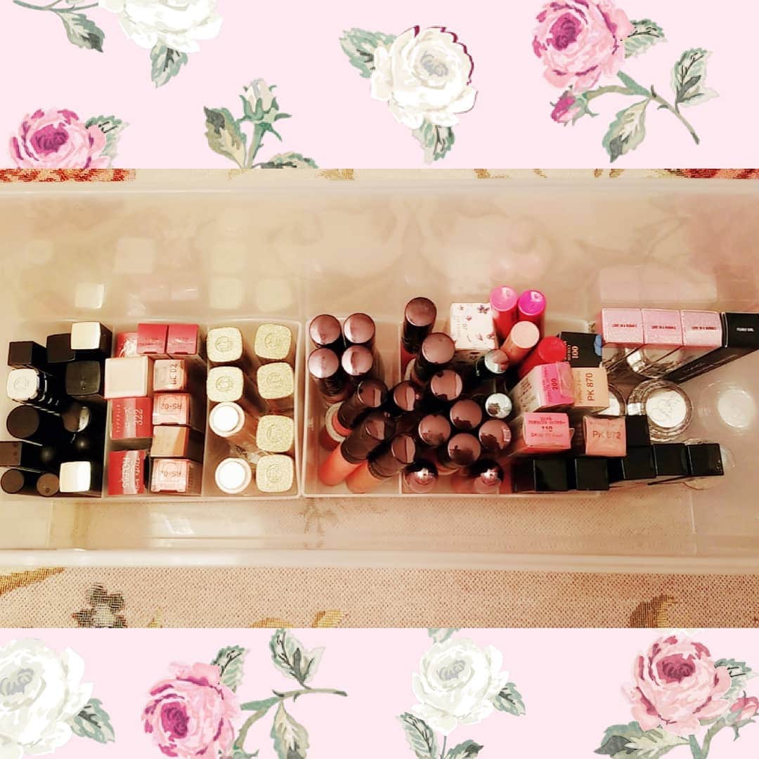 のインスタグラム：「ごちゃごちゃしててわかりづらいけど、こないだチークを何個か載せたので今日は口紅とグロス♡毎日気分とお洋服の色で付けるの変えてるよぉ♡昔からコスメが大好きなんだぁ♡そして気に入ってる物と限定の物は絶対にストックしておくのも私のルール♡ちなみな見た目が可愛いのもついつい買っちゃう♡メイク入れてる棚の引き出し開けると毎朝ルンルンするよ♡♡♡♡♡♡♡♡♡♡スケジュール♡♡♡♡♡♡♡♡♡【オープンイベント】 12月7日浜松コンクルーズ 12月22日埼玉Hotel Hetitageディナーショー 12月23日東村山パブヒーロー ♡♡♡♡♡♡ .【歌芸夢者】 12月2日(月)10日(火)20日(土金)27日(金)♡♡♡♡♡♡ ♡♡♡♡♡♡【 CROKET MIMICTOKYO】12月4日(水) ♡♡♡♡♡ ♡♡♡ ♡♡♡♡ . ..#コスメ#princess#白咲姫香 #makeup #メイク #タレント #make #グルメ #makeup #イベント #おしゃれさんと繋がりたい #モデル　#MAC #プリンセス #model #メイク道具 #modelsearch #宴会#エンターテイメント#CHANEL #sweet#資生堂  #kose #薔薇 #Dior #コーデ #flower #イヴサンローラン #洋服 #ファッション」