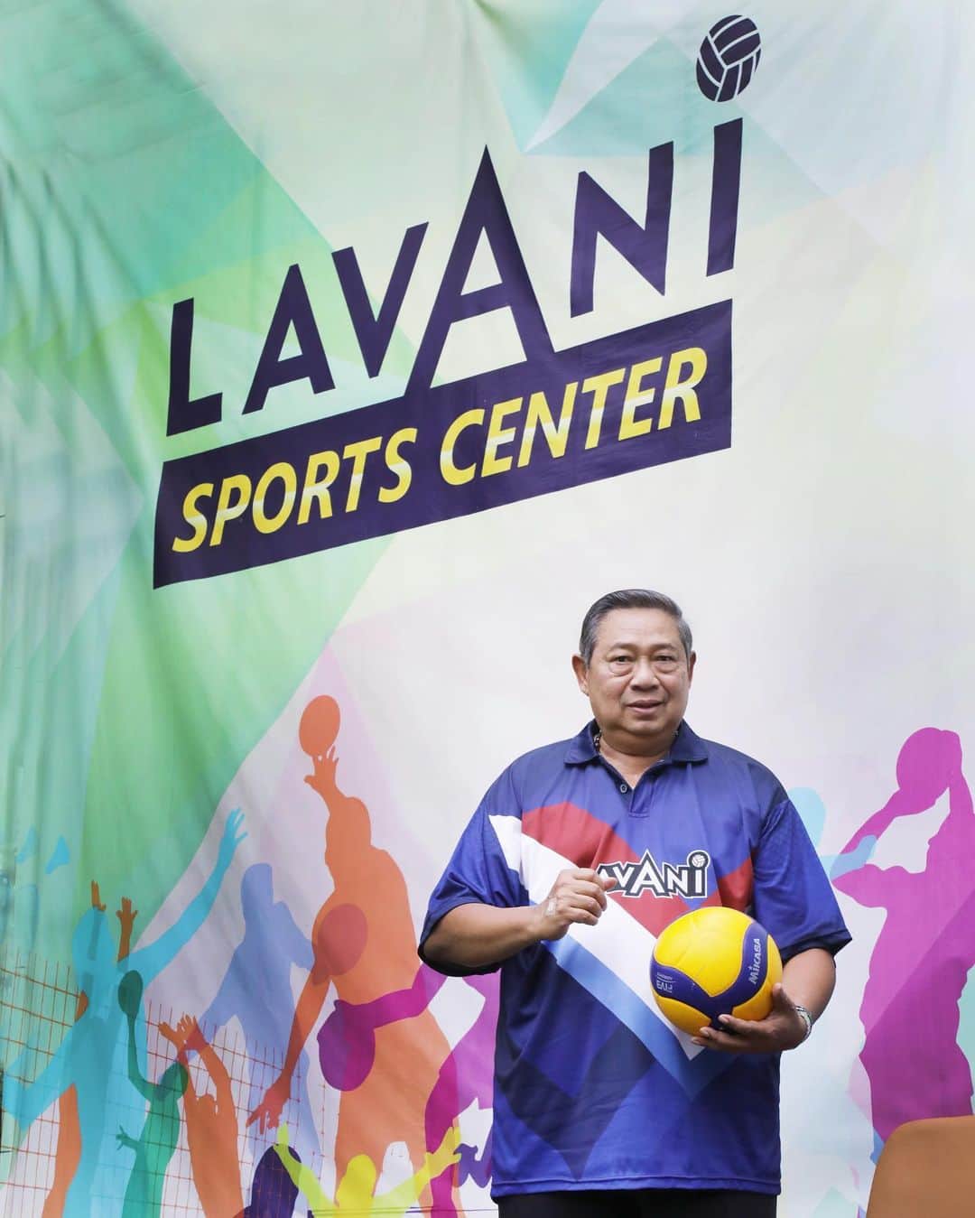 アニ・ユドヨノのインスタグラム：「Selaku Pembina Tim Bola Volley LAVANI saya mengucapkan “Selamat” kepada Tim Indonesia atas kemenangan gemilang di SEA Games Filipina. Kami semua bangga. Saya dan teman – teman senang sekali nonton pertandingan final Indonesia – Filipina. Saya ingat ketika Rivan, Dio, Doni, Rendy, Hernanda, Dimas dan Bastian bermain di LAVANI (Love Ani) Sports Centre. Maju terus ! Kalau negara lain bisa, Indonesia juga bisa. * SBY * ➖  As the patron of the LAVANI’s volleyball team, I would like to congratulate the Indonesian men’s volleyball team for a glorious victory in the 2019 SEA Games, the Philippines. We are all proud of you. My friends and I were so excited to watch the final match between Indonesia and the Philippines. I remembered clearly when Rivan, Dio, Doni, Rendy, Hernanda, Dimas and Bastian were playing together at LAVANI (Love Ani) Sports Centre. Keep on moving forward! If other countries can do it, Indonesia can do too! * SBY *  #LAVANI」