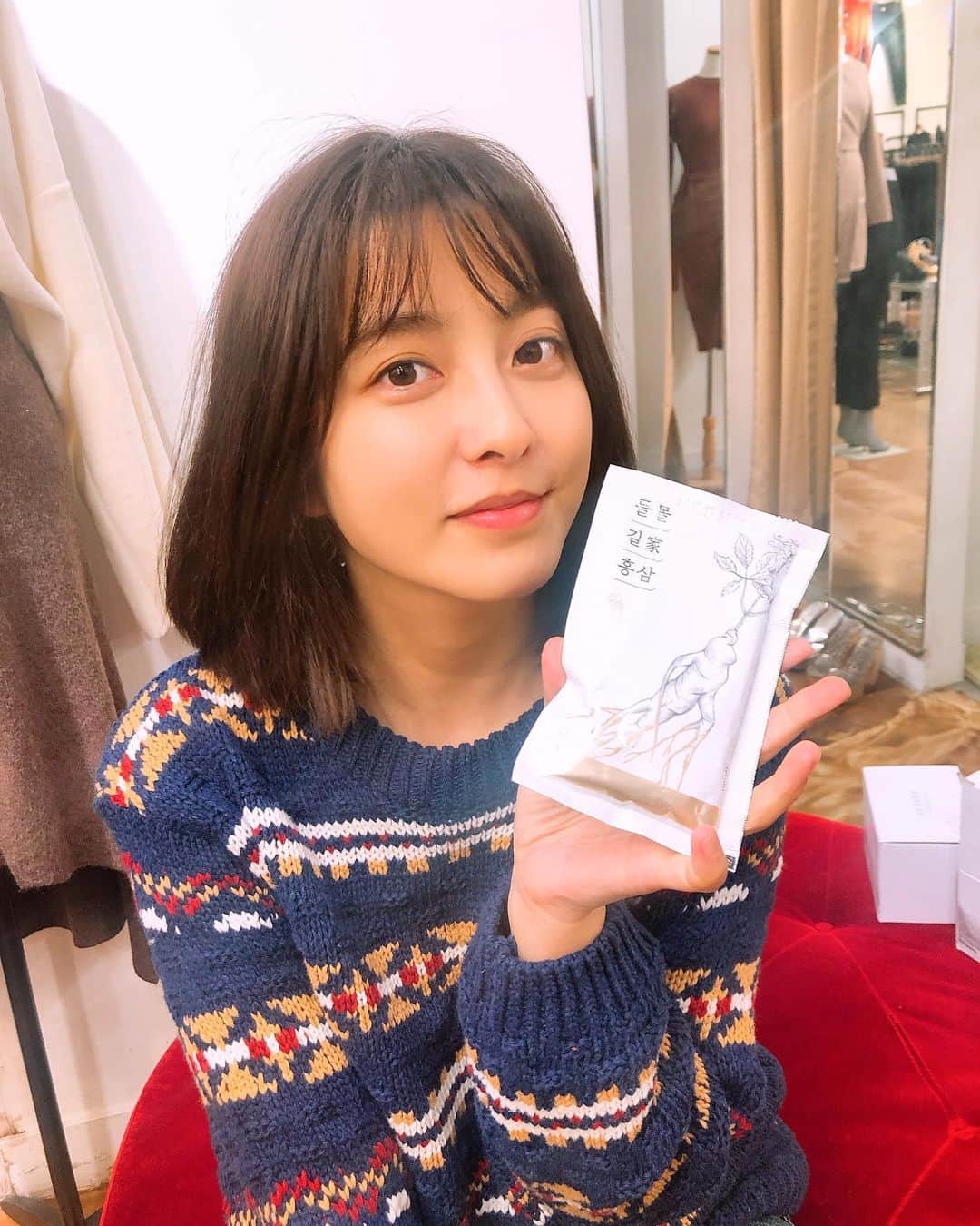 のインスタグラム：「#건강해지는맛 #이제쓴것도잘먹어요 #진짜써 #근데생각보다괜찮음 #홍삼먹고몸에열올리기!!#들몰길가홍삼」